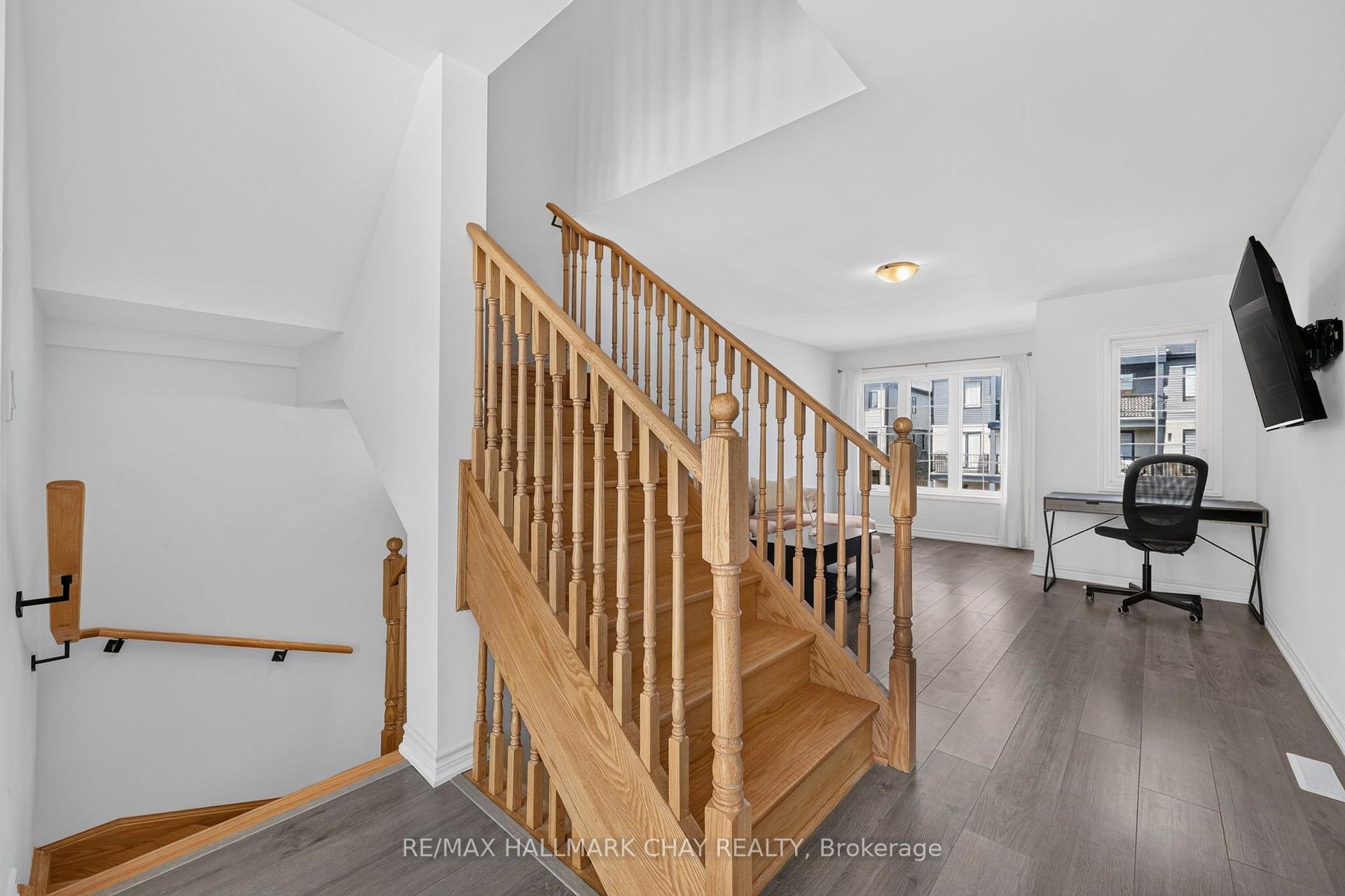 Photo 13 of 11 Pumpkin Corner Crescent, Barrie, Rural Barrie Southeast — HOMEH