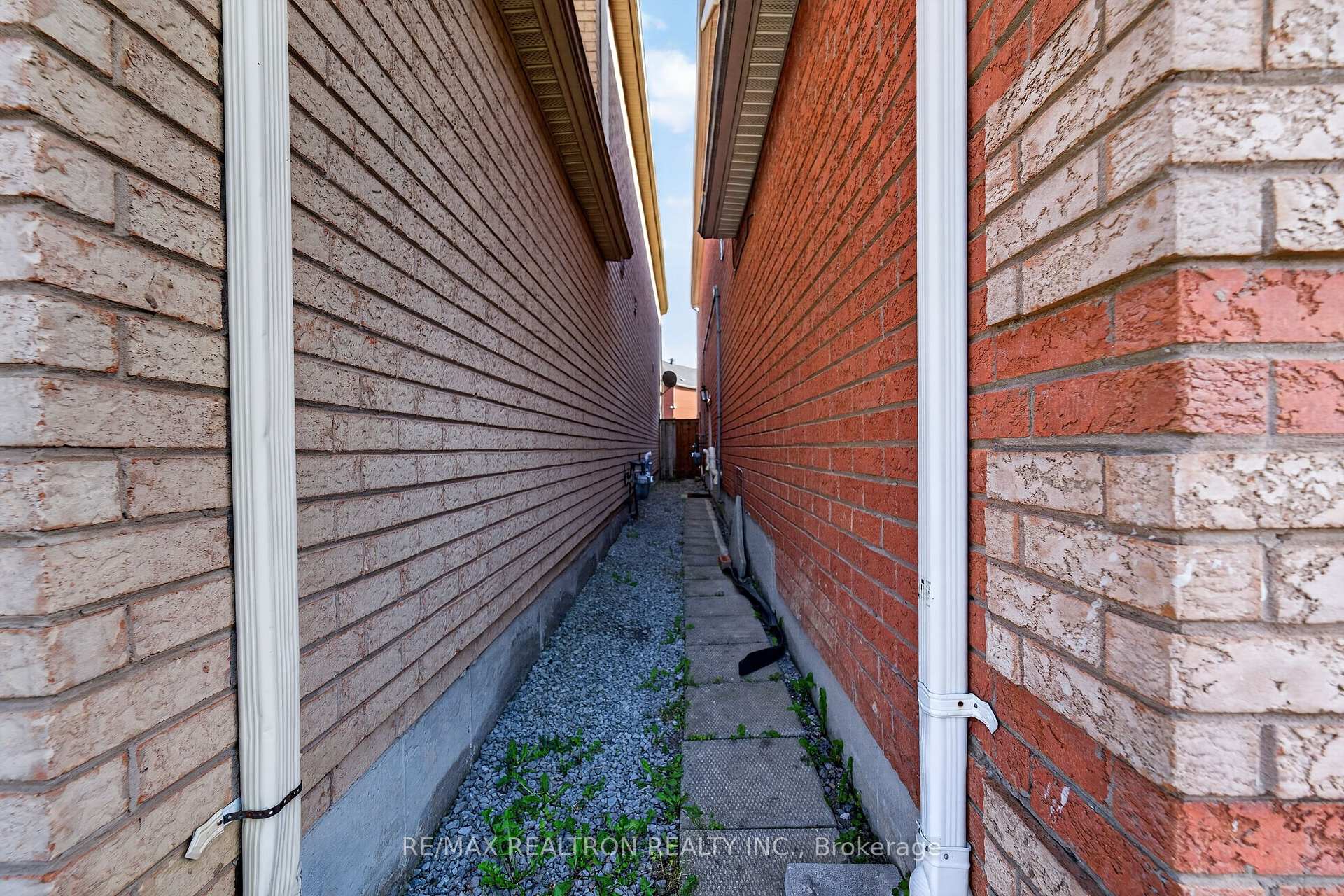 Photo 4 of Unit Basement, 29 Connery Crescent, Markham, Middlefield — HOMEH