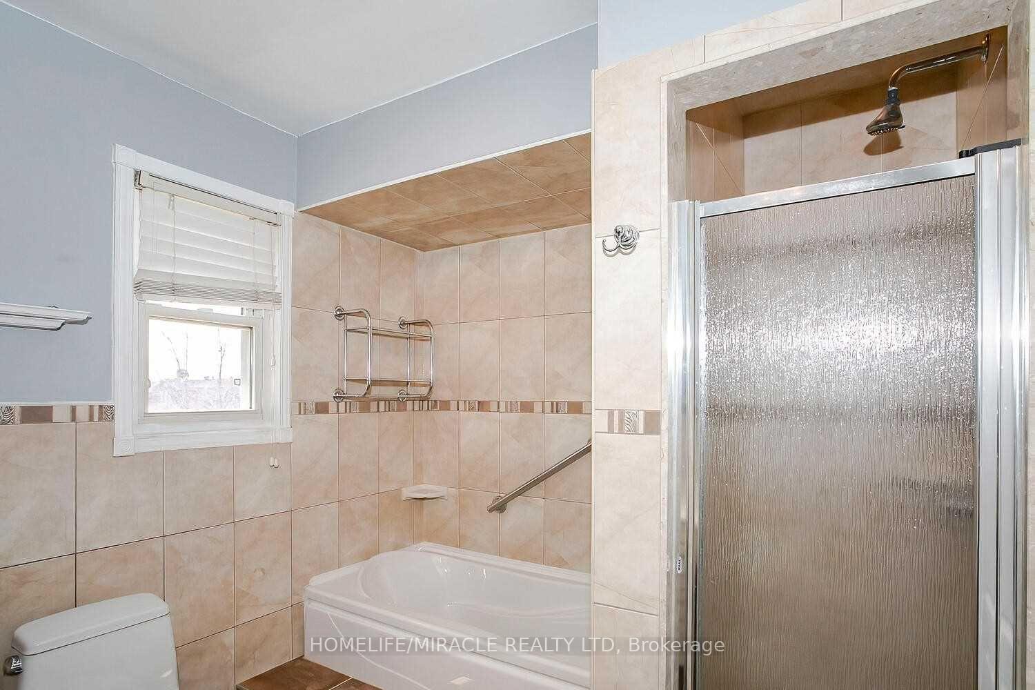 Photo 3 of 61 Alabaster Drive, Brampton, Brampton North — HOMEH