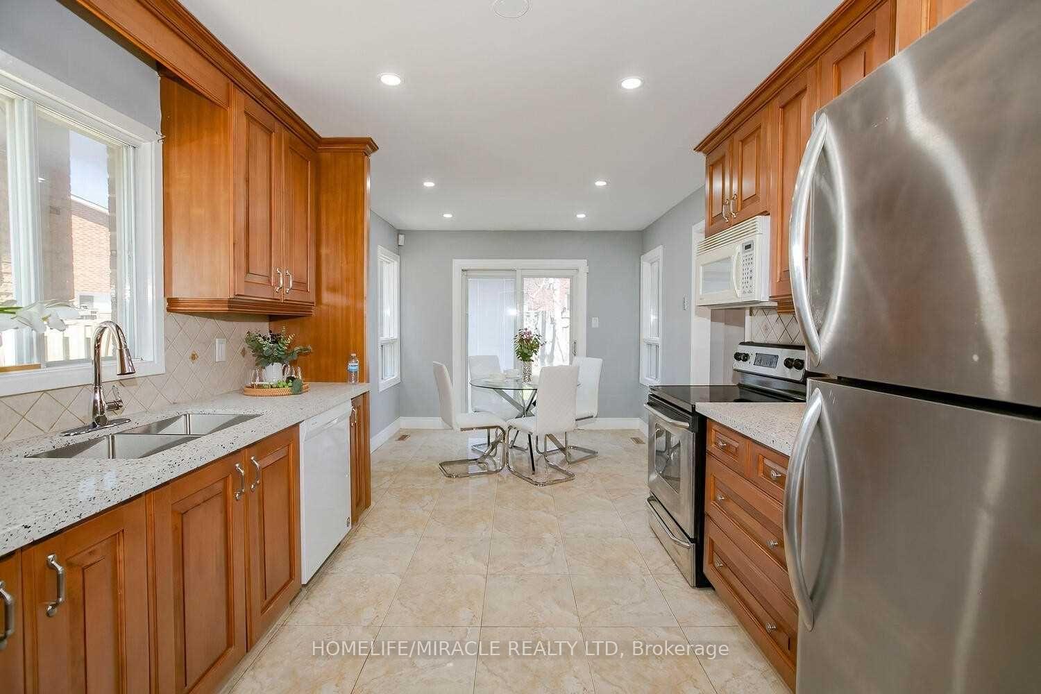 Photo 4 of 61 Alabaster Drive, Brampton, Brampton North — HOMEH