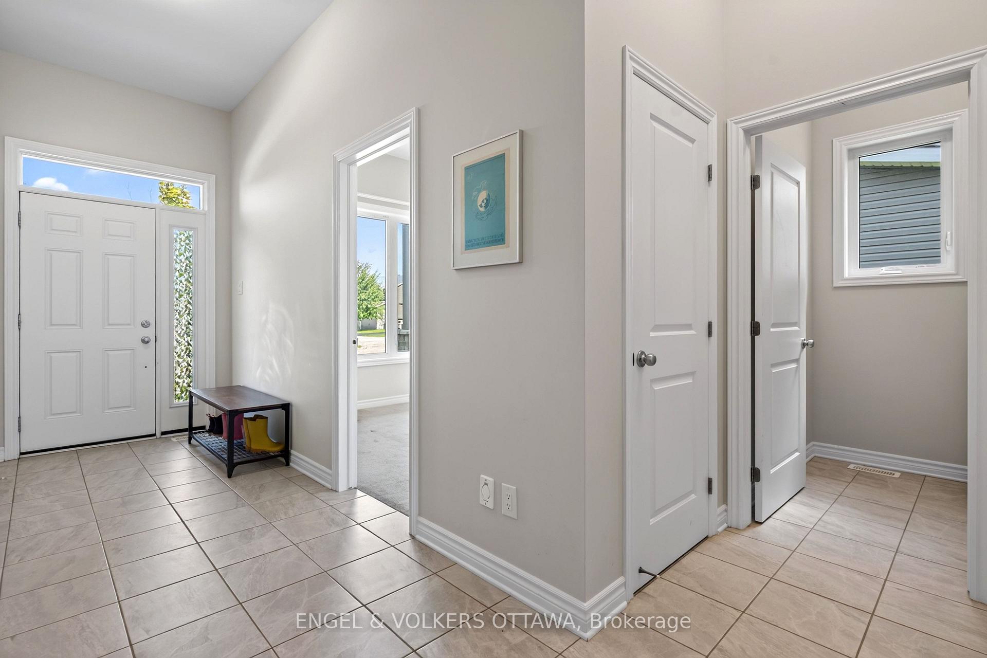 Photo 4 of 920 Lucerne Drive, Russell, Embrun — HOMEH