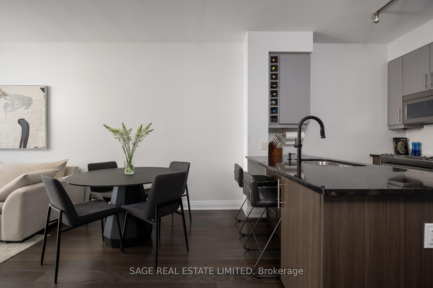 Front of Unit 1409, 530 St Clair Avenue W