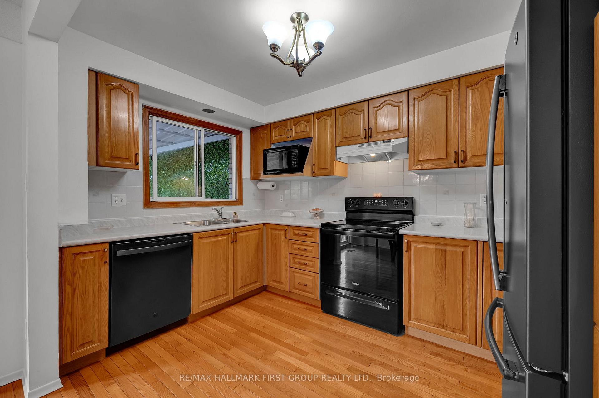 Photo 3 of 963 Renfrew Court, Oshawa, Lakeview — HOMEH
