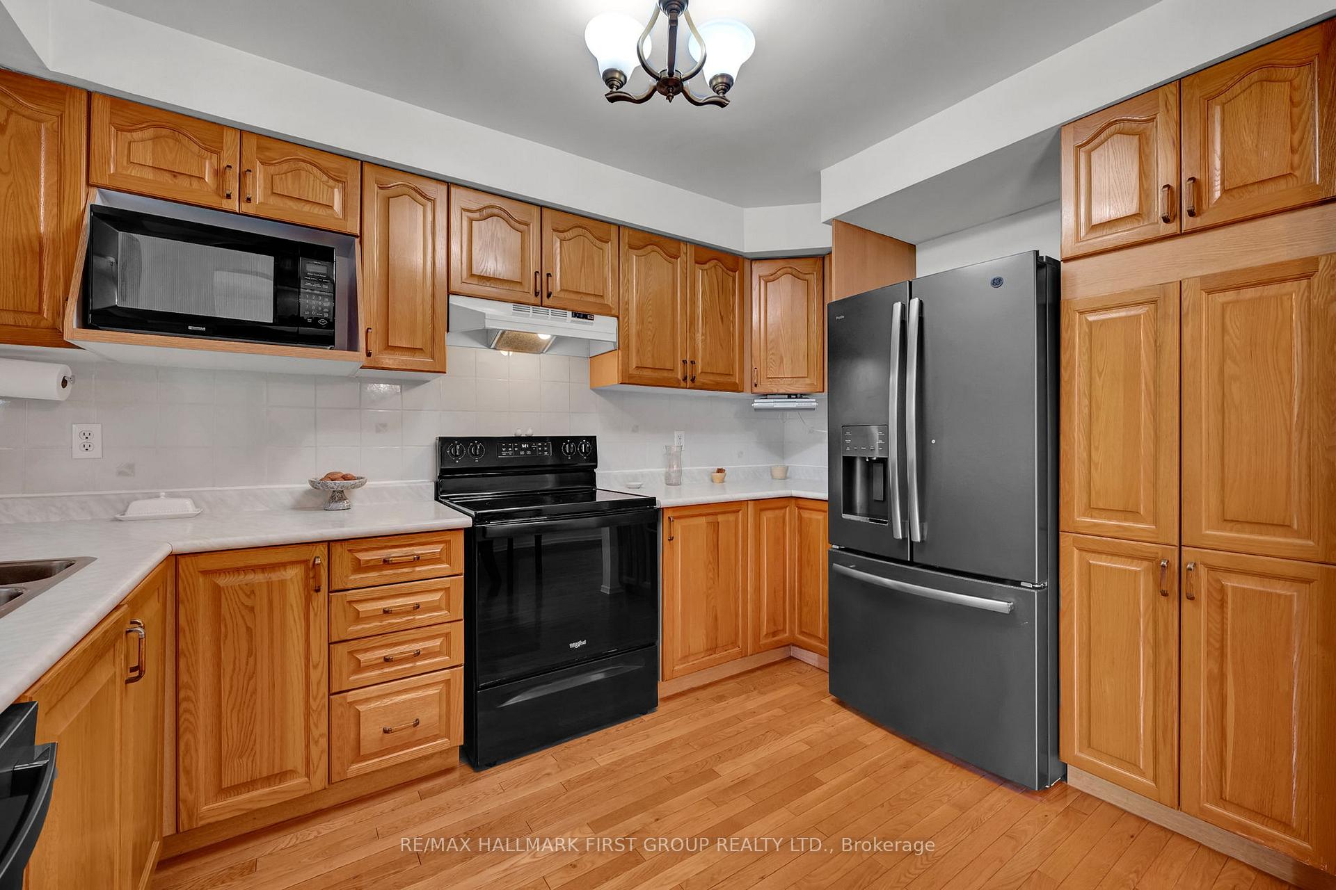 Photo 7 of 963 Renfrew Court, Oshawa, Lakeview — HOMEH