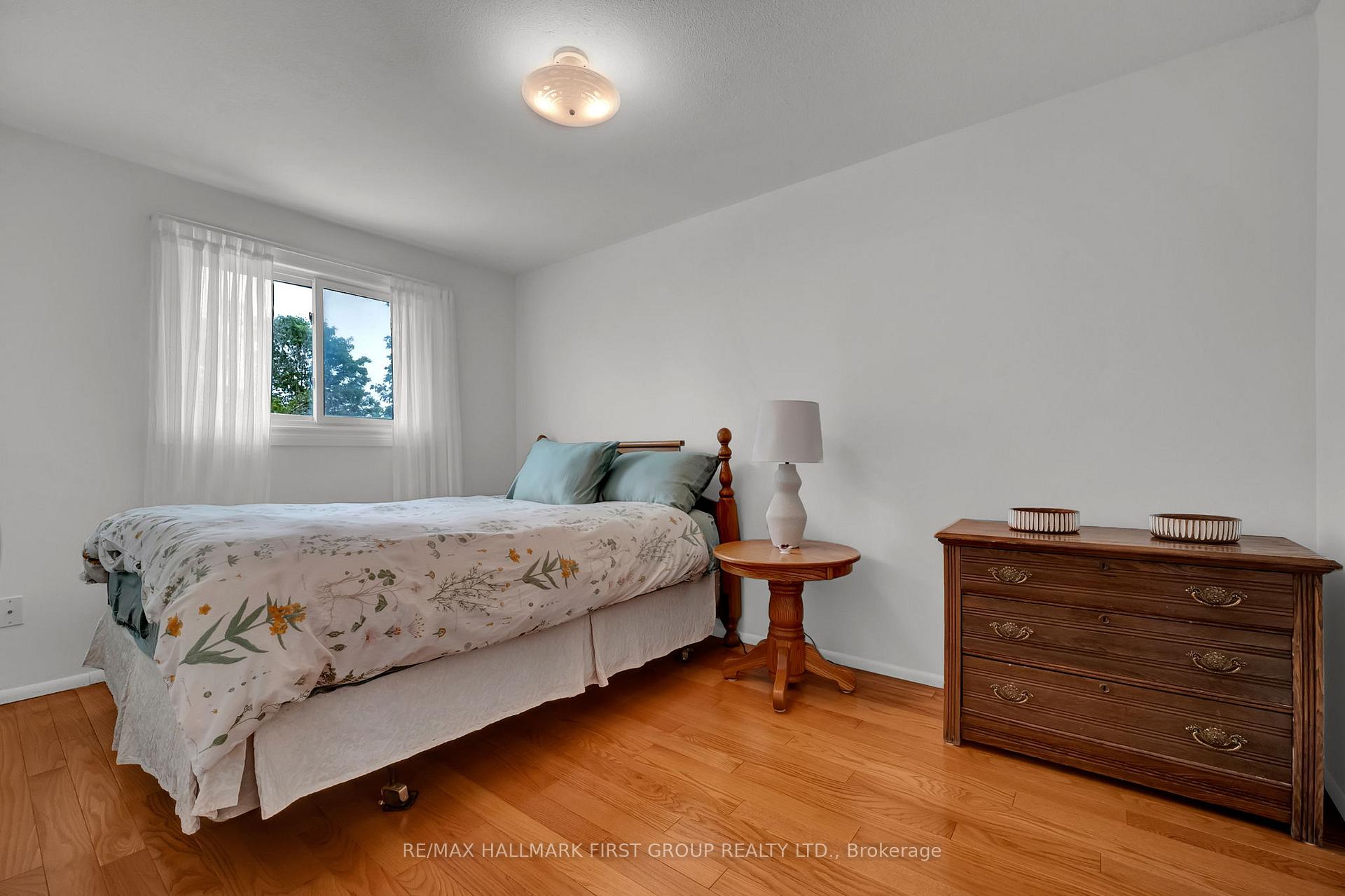 Photo 10 of 963 Renfrew Court, Oshawa, Lakeview — HOMEH