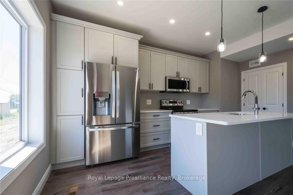 Photo 7 of 19 Primrose Crescent, Belleville, Thurlow Ward — HOMEH