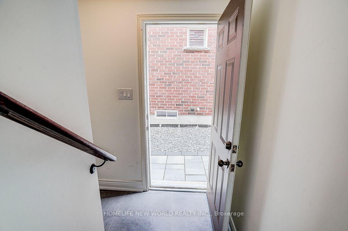 Photo 41 of 39 James Parrott Avenue, Markham, Wismer — HOMEH
