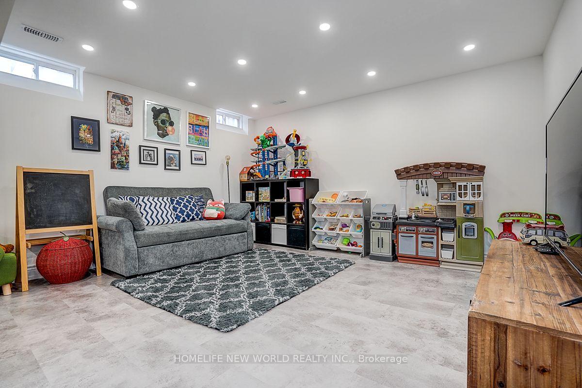 Photo 43 of 39 James Parrott Avenue, Markham, Wismer — HOMEH