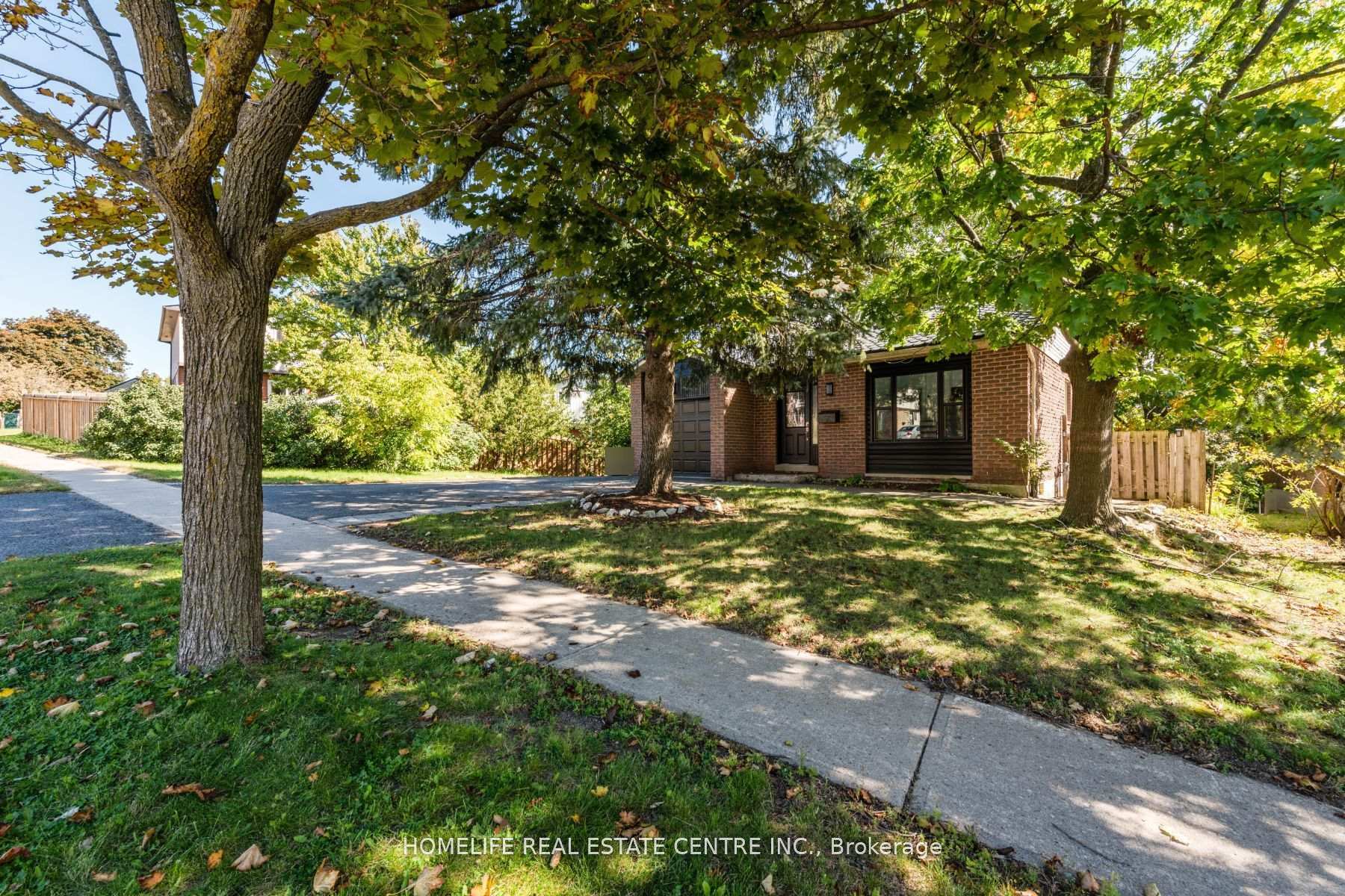 Photo 3 of 79 Fox Run, Barrie, Letitia Heights — HOMEH