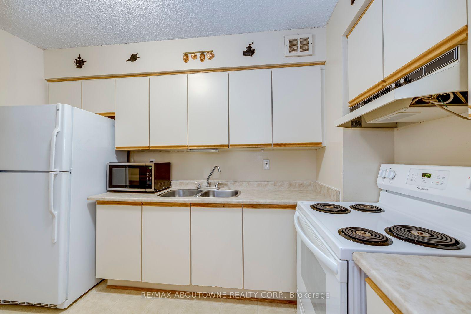 Photo 28 of Unit 906, 212 Kerr Street, Oakville, Central — HOMEH