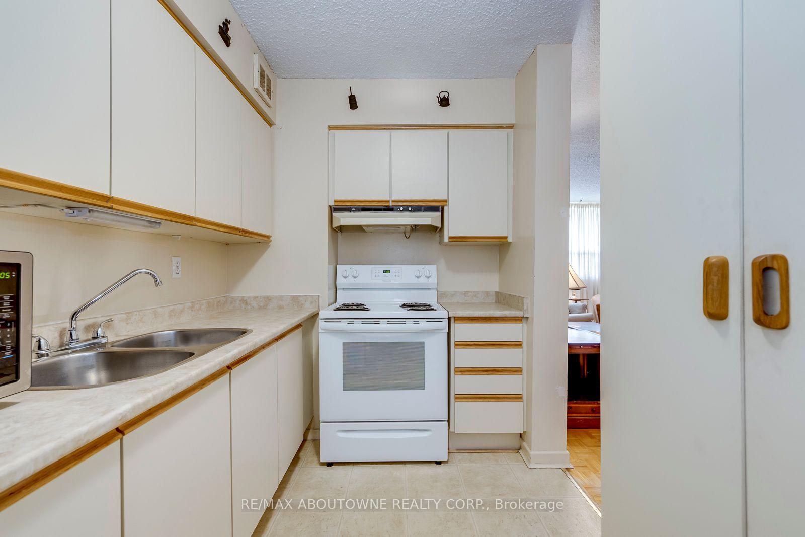 Photo 30 of Unit 906, 212 Kerr Street, Oakville, Central — HOMEH