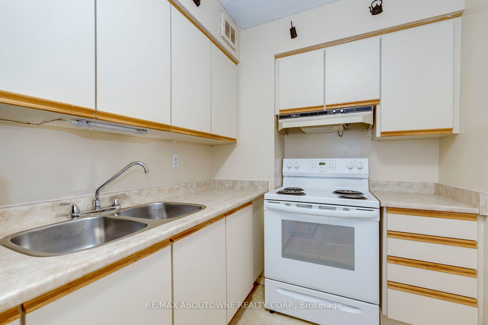 Photo 31 of Unit 906, 212 Kerr Street, Oakville, Central — HOMEH