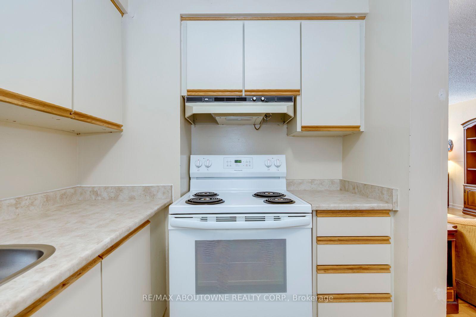 Photo 32 of Unit 906, 212 Kerr Street, Oakville, Central — HOMEH