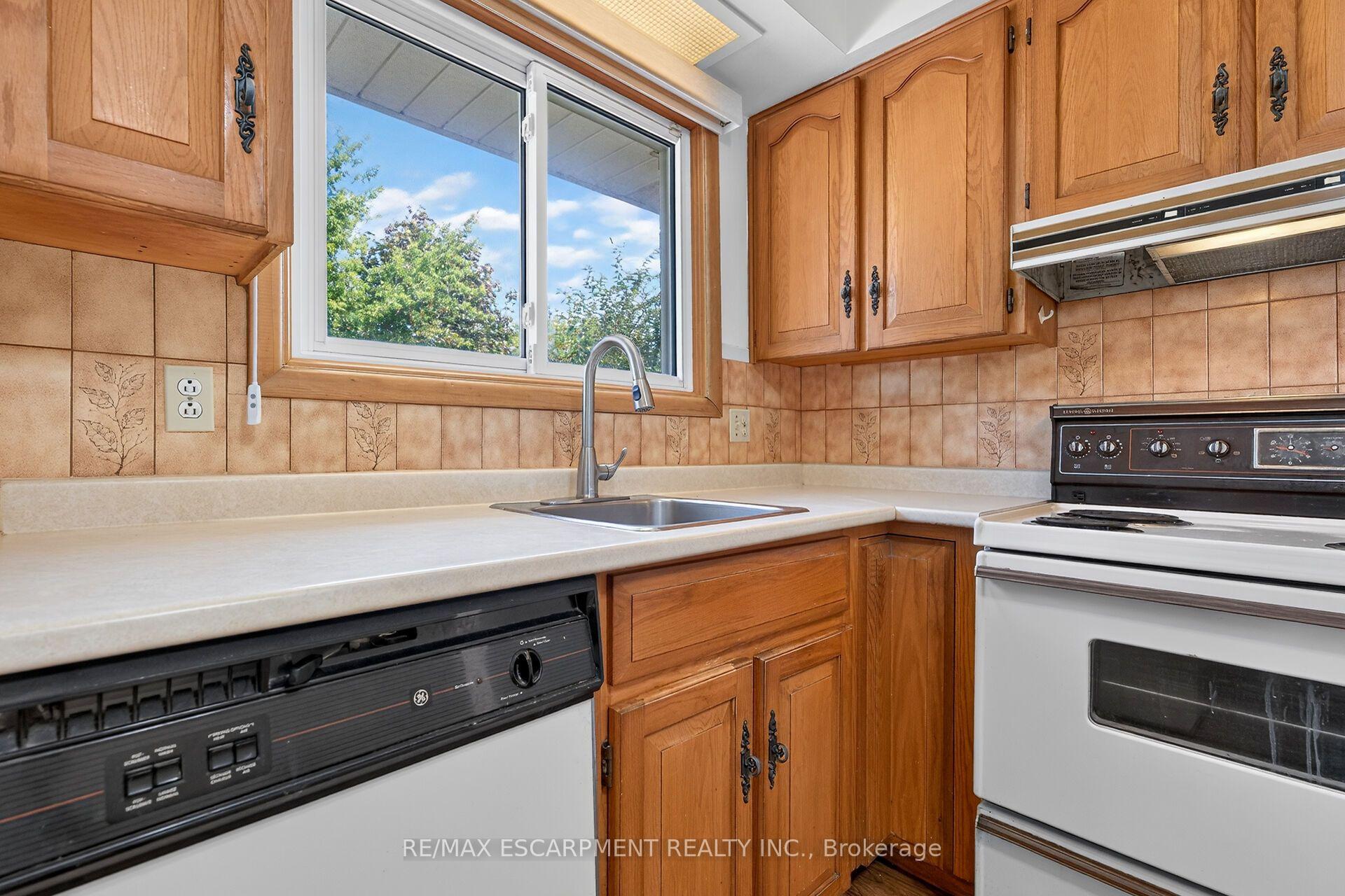 Photo 16 of 50 Berko Avenue, Hamilton, Lawfield — HOMEH