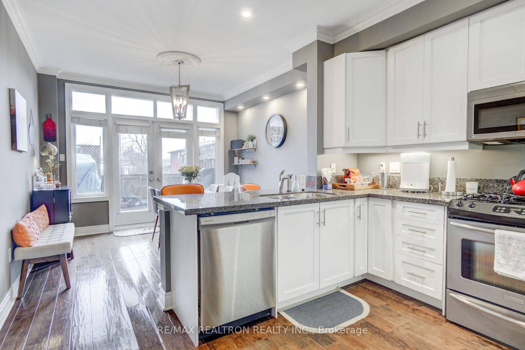 Photo 7 of 573 Oxford Street, Etobicoke, Mimico — HOMEH