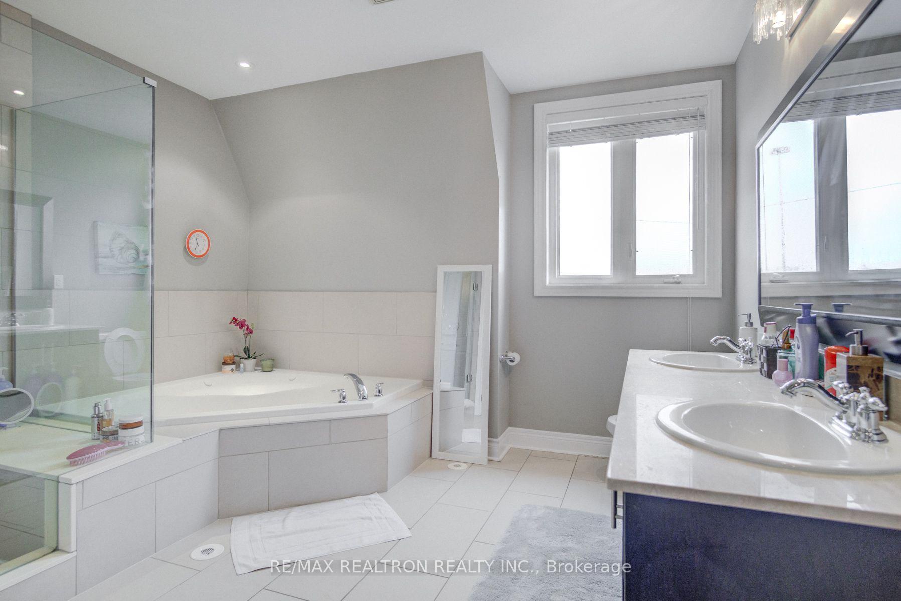 Photo 14 of 573 Oxford Street, Etobicoke, Mimico — HOMEH