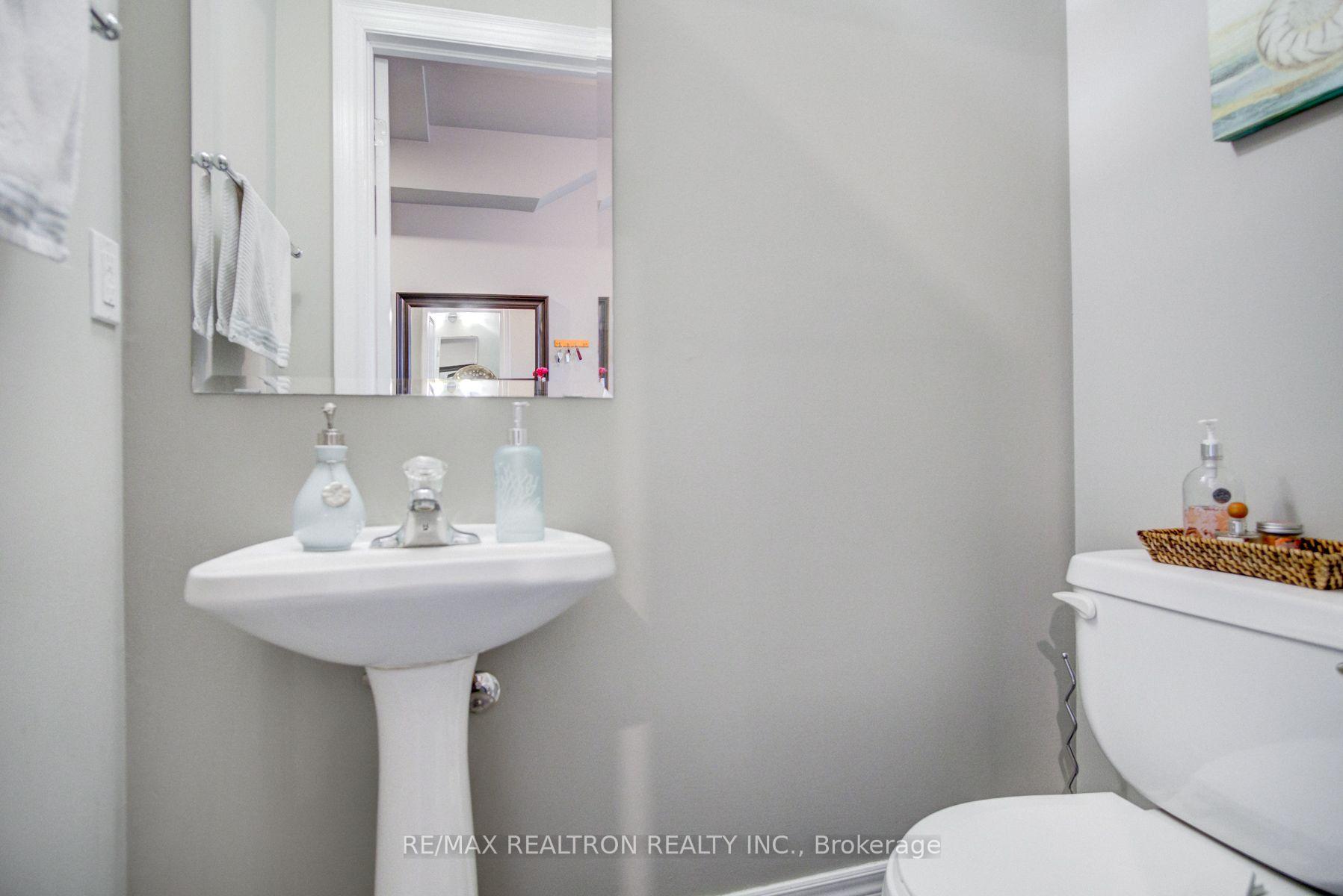 Photo 18 of 573 Oxford Street, Etobicoke, Mimico — HOMEH