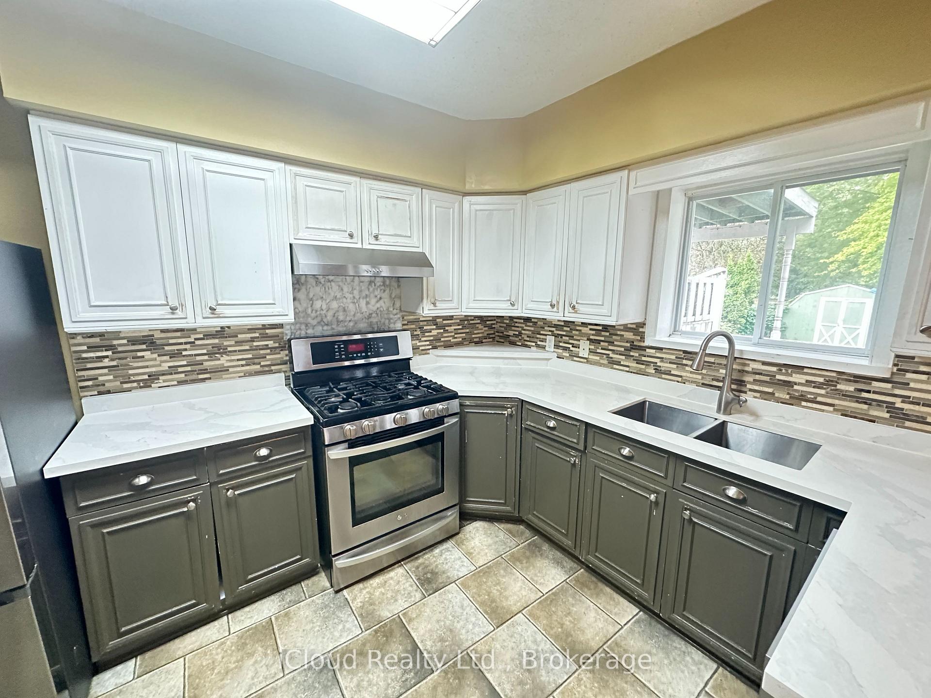 Photo 12 of 27 Buckingham Avenue, Oshawa, O'Neill — HOMEH