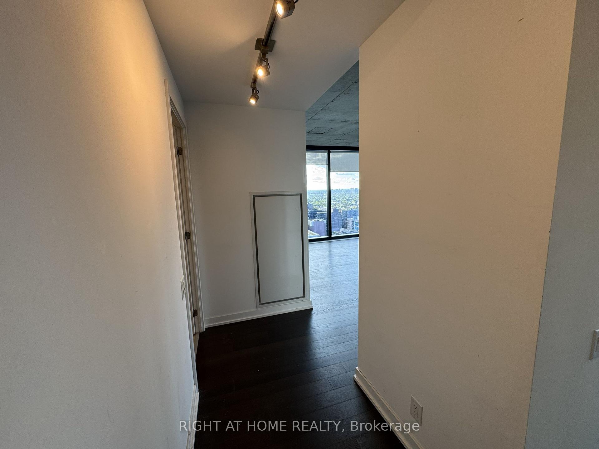 Photo 5 of Unit 3003, 11 Charlotte Street, Toronto, Waterfront Communities — HOMEH