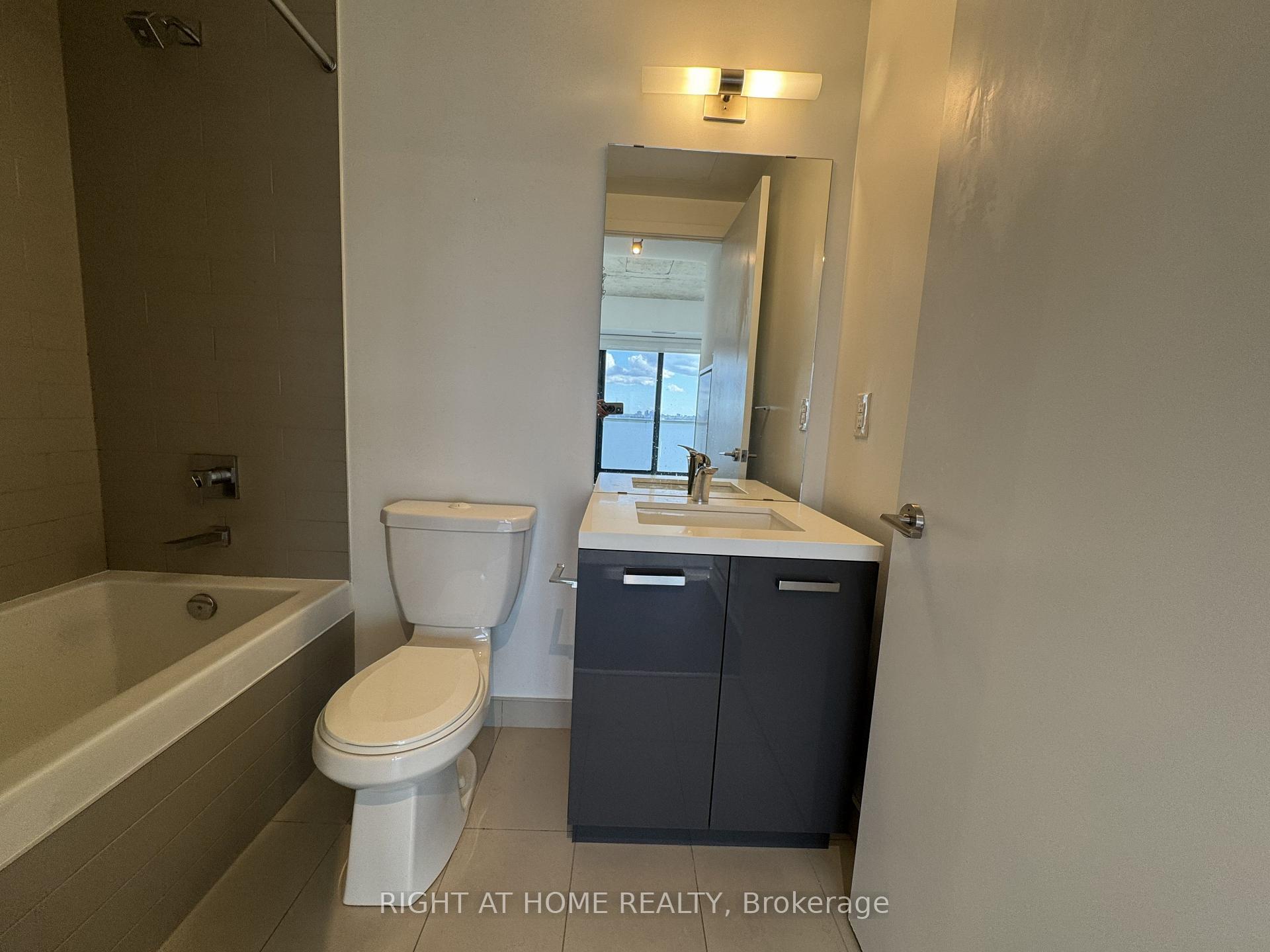 Photo 9 of Unit 3003, 11 Charlotte Street, Toronto, Waterfront Communities — HOMEH