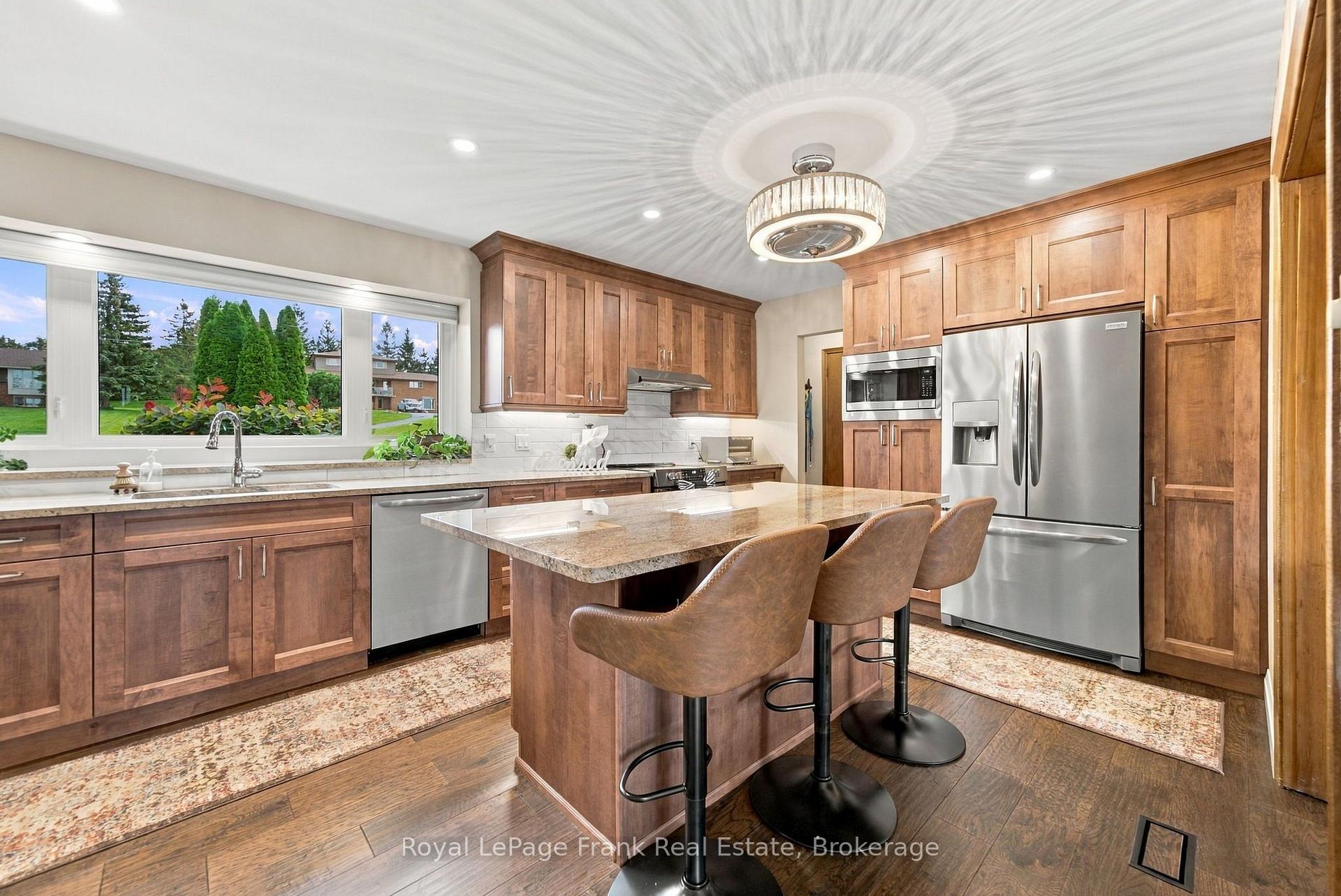 Photo 9 of 61 Bluewater Avenue, Kawartha Lakes, Lindsay — HOMEH