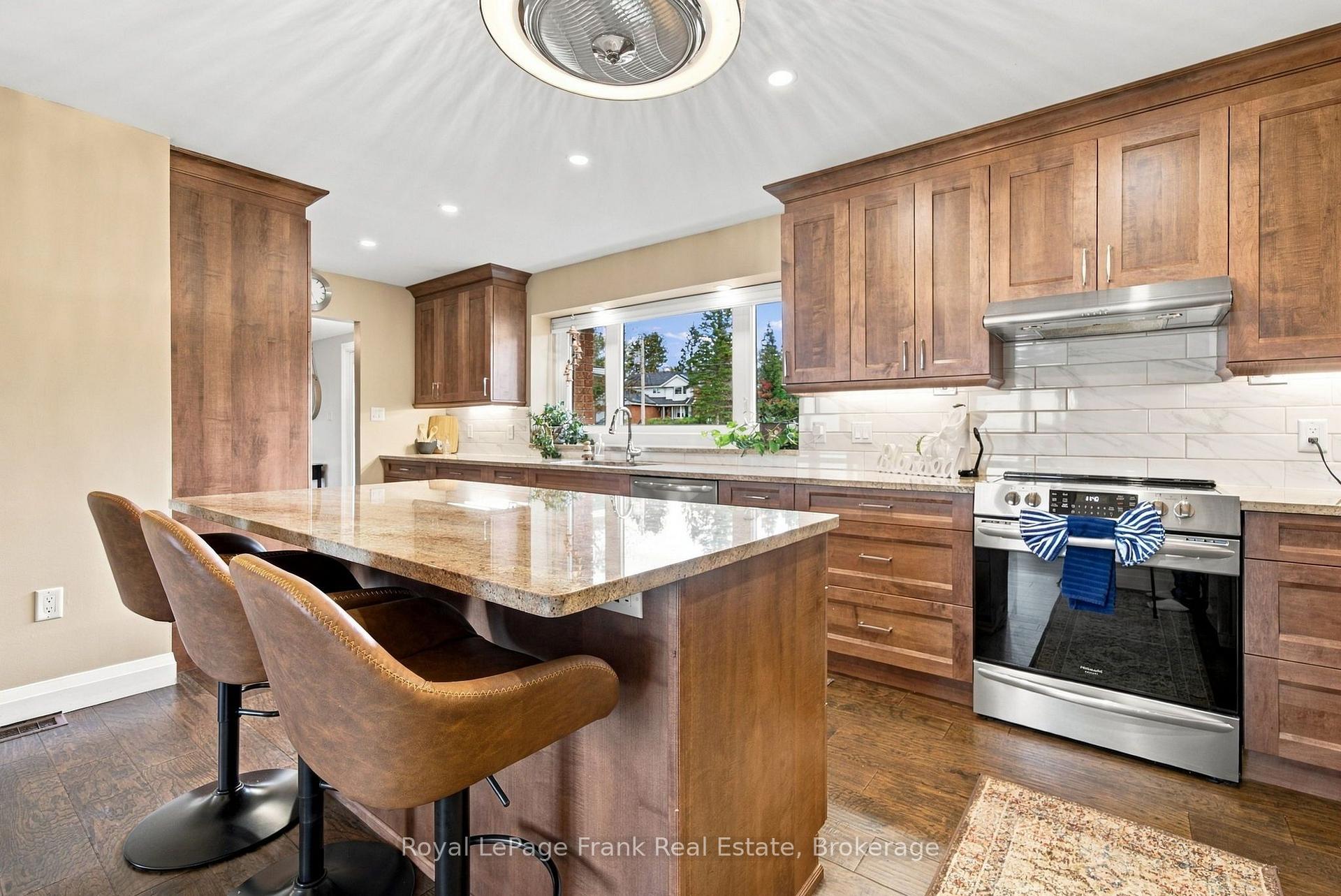 Photo 12 of 61 Bluewater Avenue, Kawartha Lakes, Lindsay — HOMEH