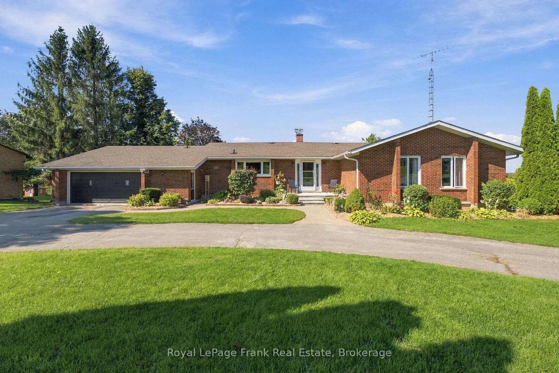 Photo 5 of 61 Bluewater Avenue, Kawartha Lakes, Lindsay — HOMEH