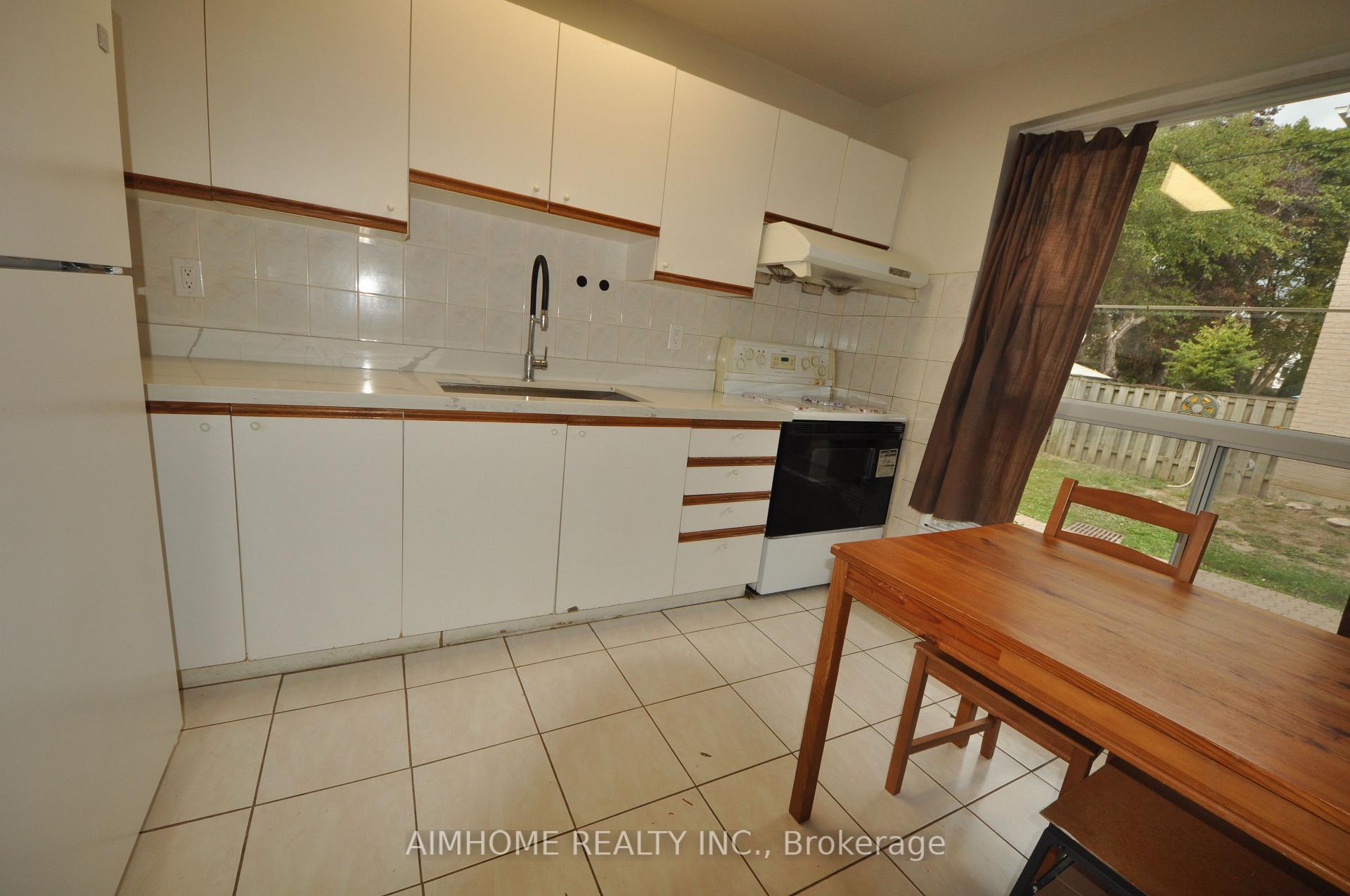 Photo 4 of Unit 806, 1 Liszt Gate, North York, Hillcrest Village — HOMEH
