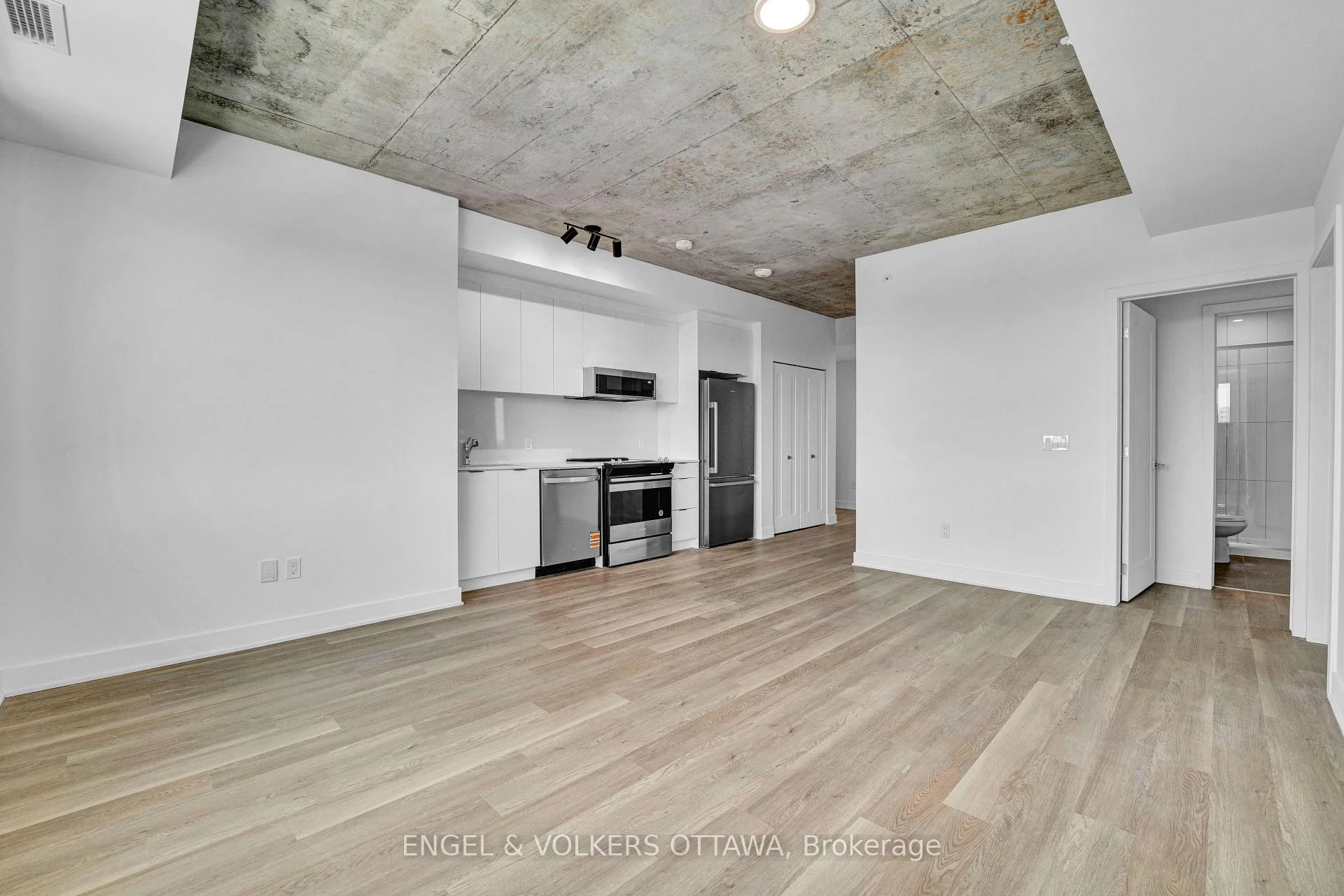 Front of Unit B1109, 1655 Carling Avenue