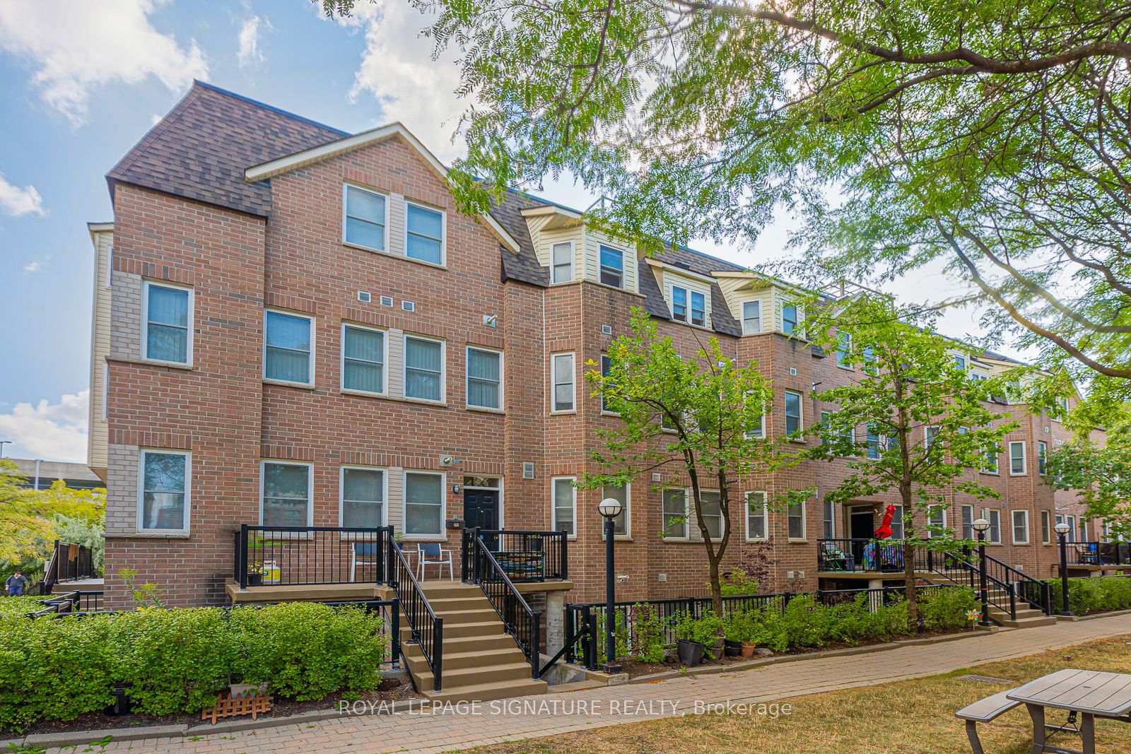 Front of Unit 216, 760 Lawrence Avenue W