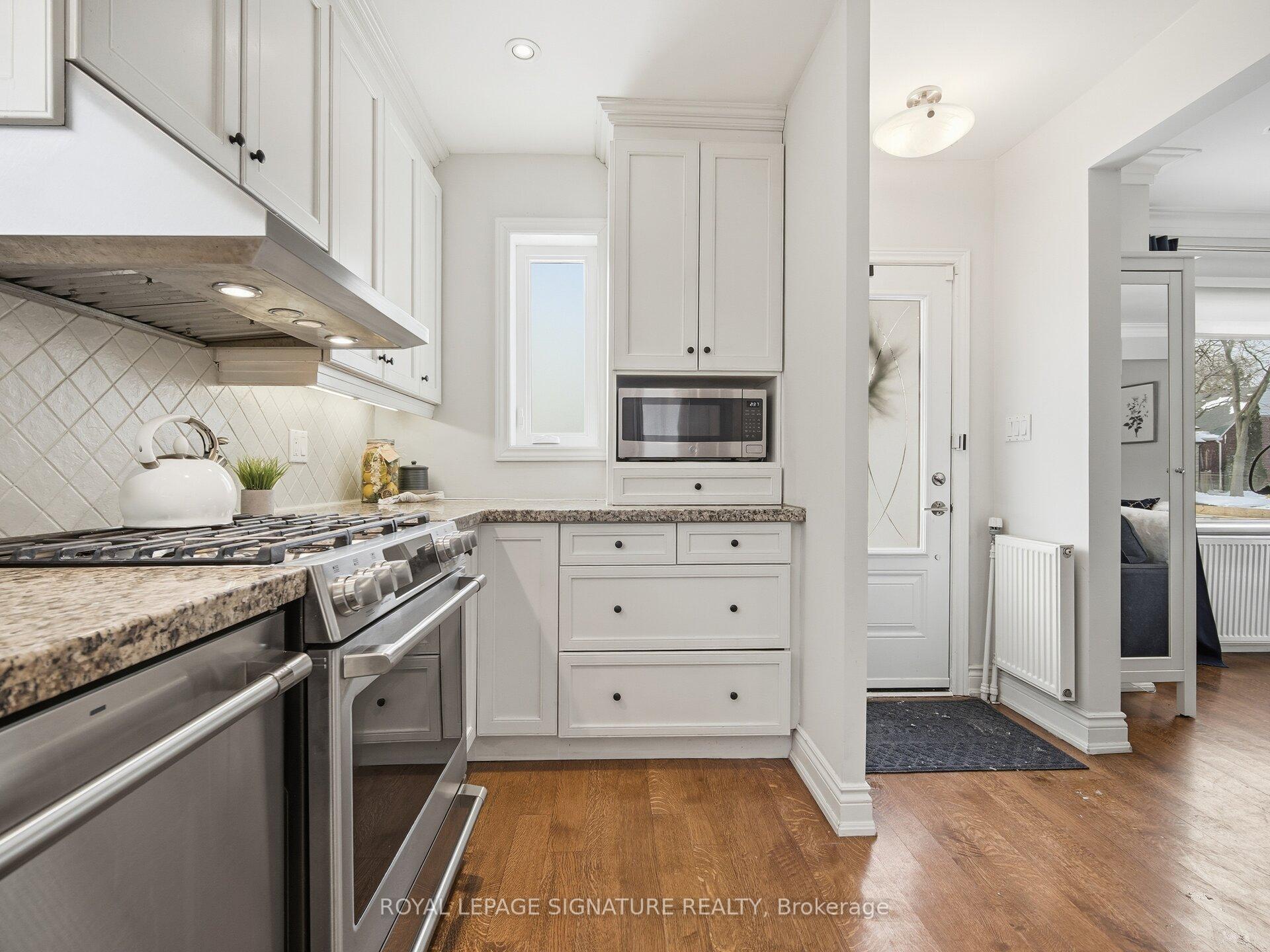 Photo 4 of 205 Prince Edward Drive S, Etobicoke, Stonegate-Queensway — HOMEH