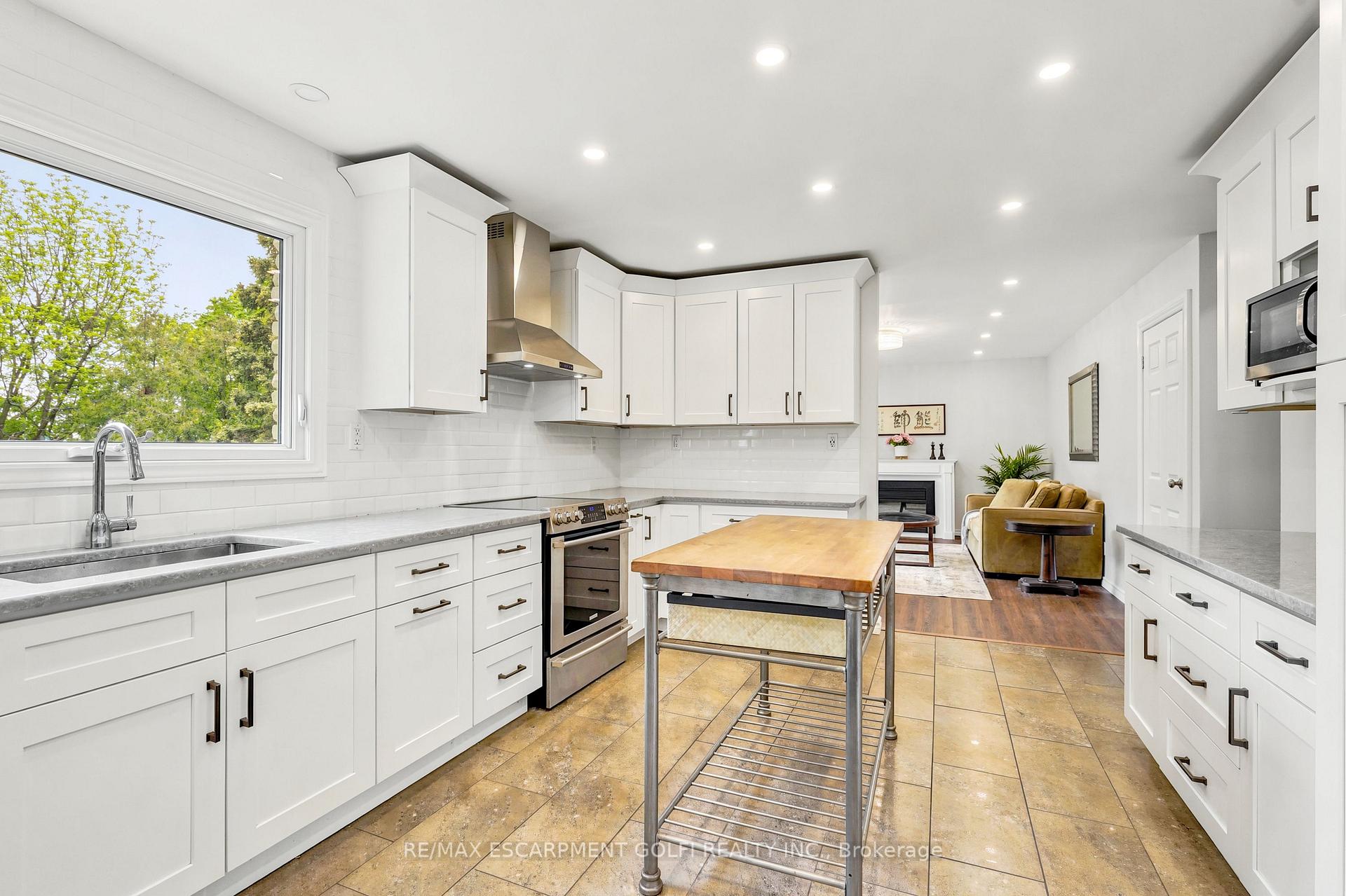 Photo 11 of 14 Leslie Drive, Hamilton, Stoney Creek — HOMEH