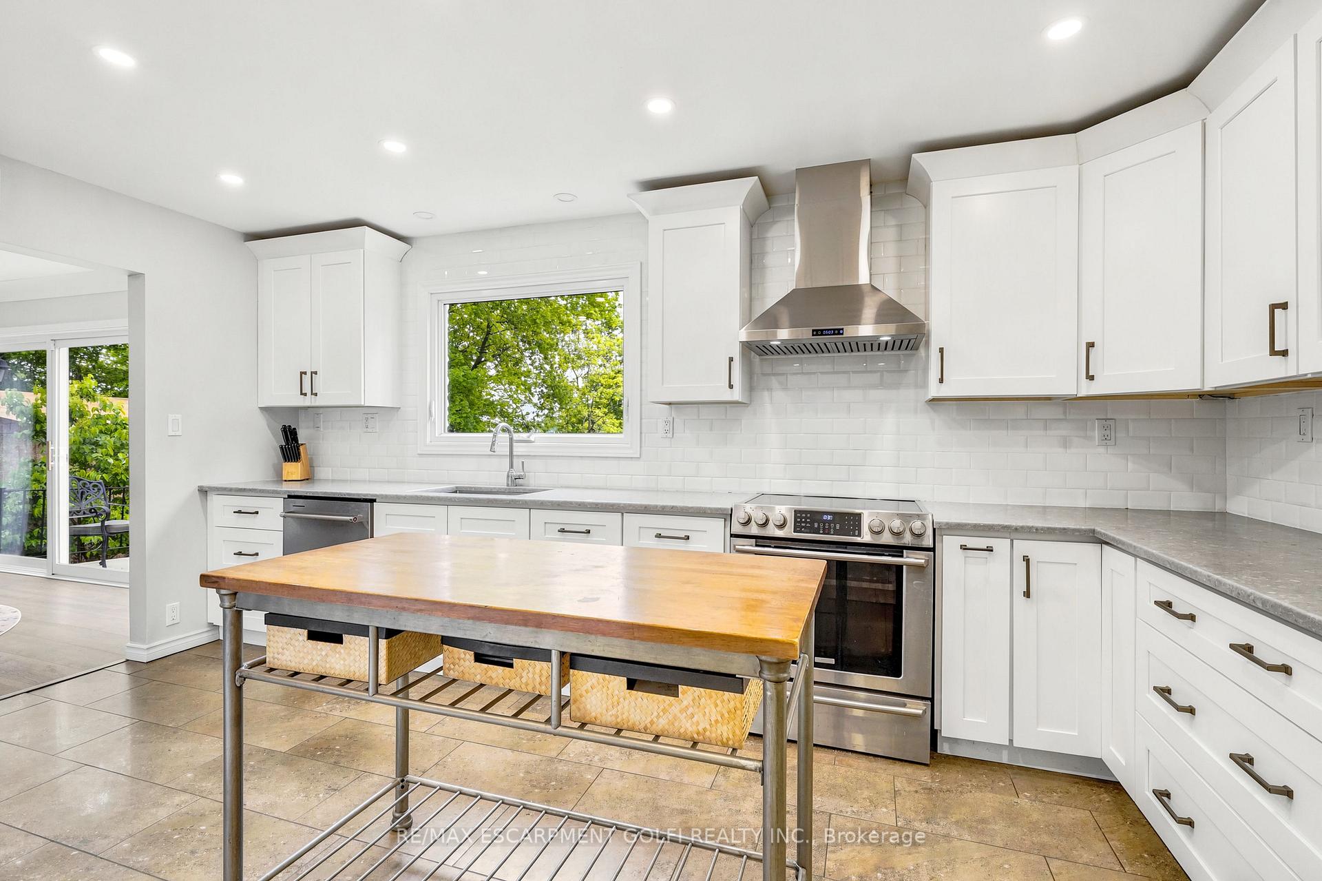 Photo 12 of 14 Leslie Drive, Hamilton, Stoney Creek — HOMEH