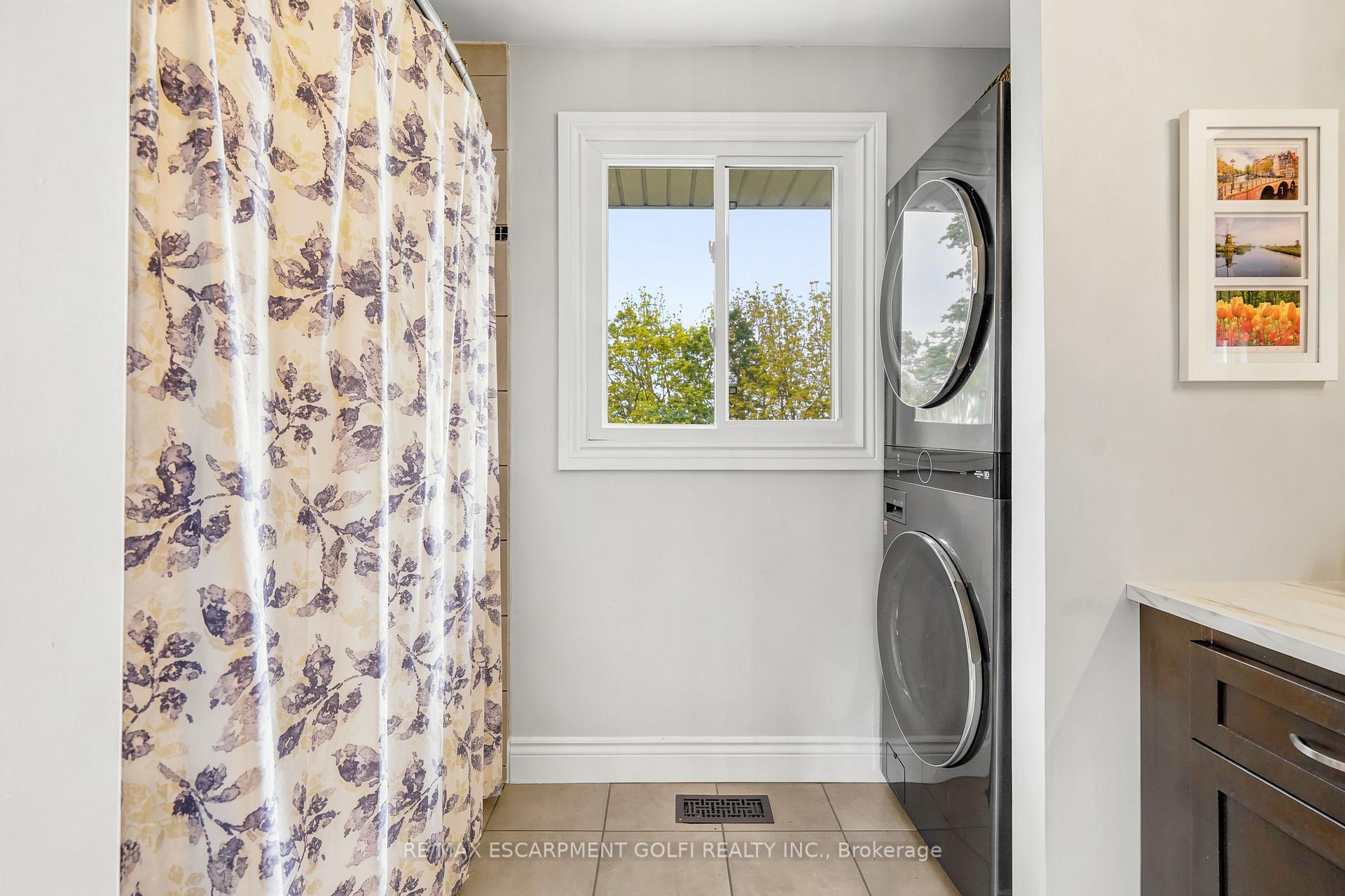 Photo 23 of 14 Leslie Drive, Hamilton, Stoney Creek — HOMEH