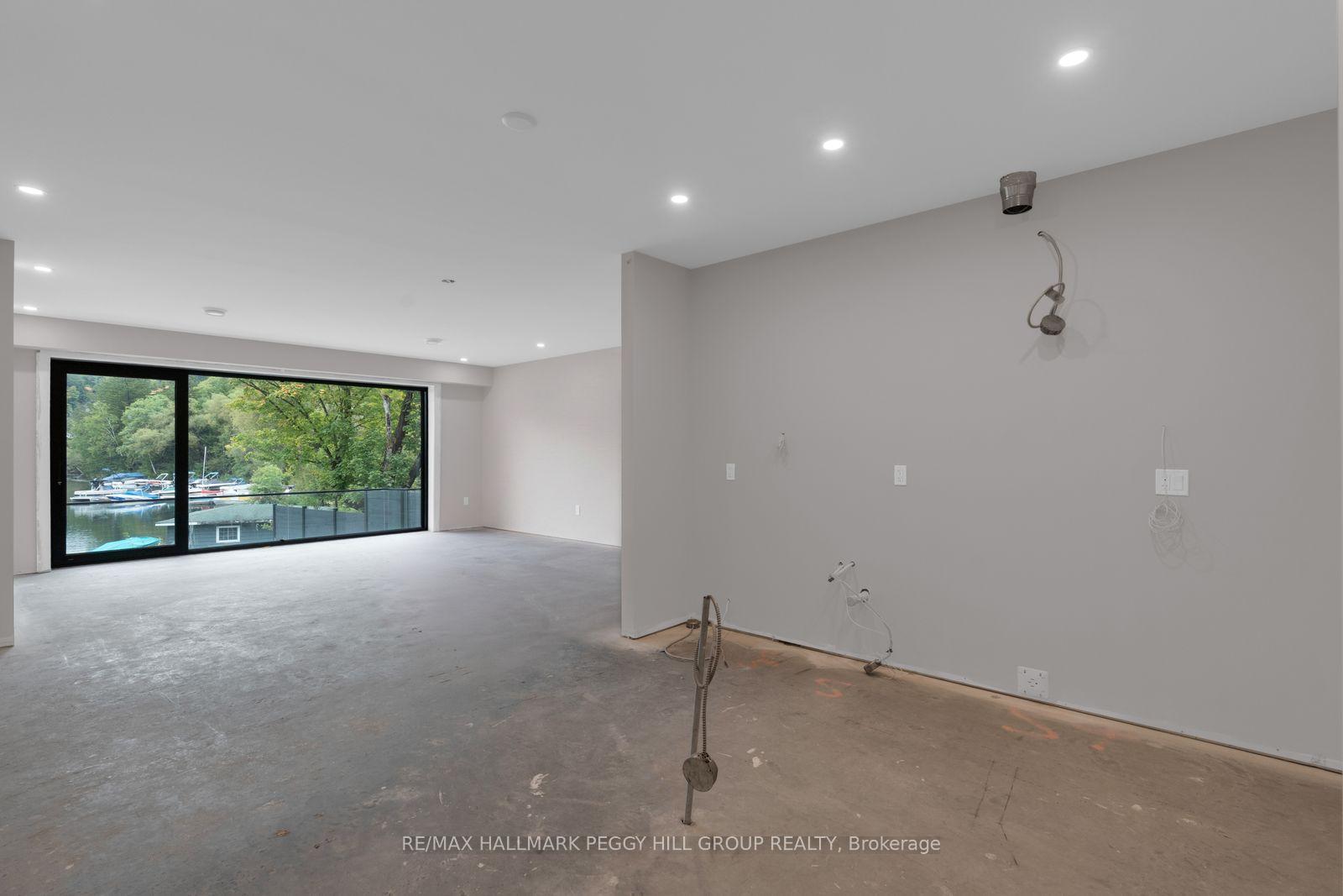 Photo 4 of Unit 305, 32 Brunel Road, Huntsville — HOMEH