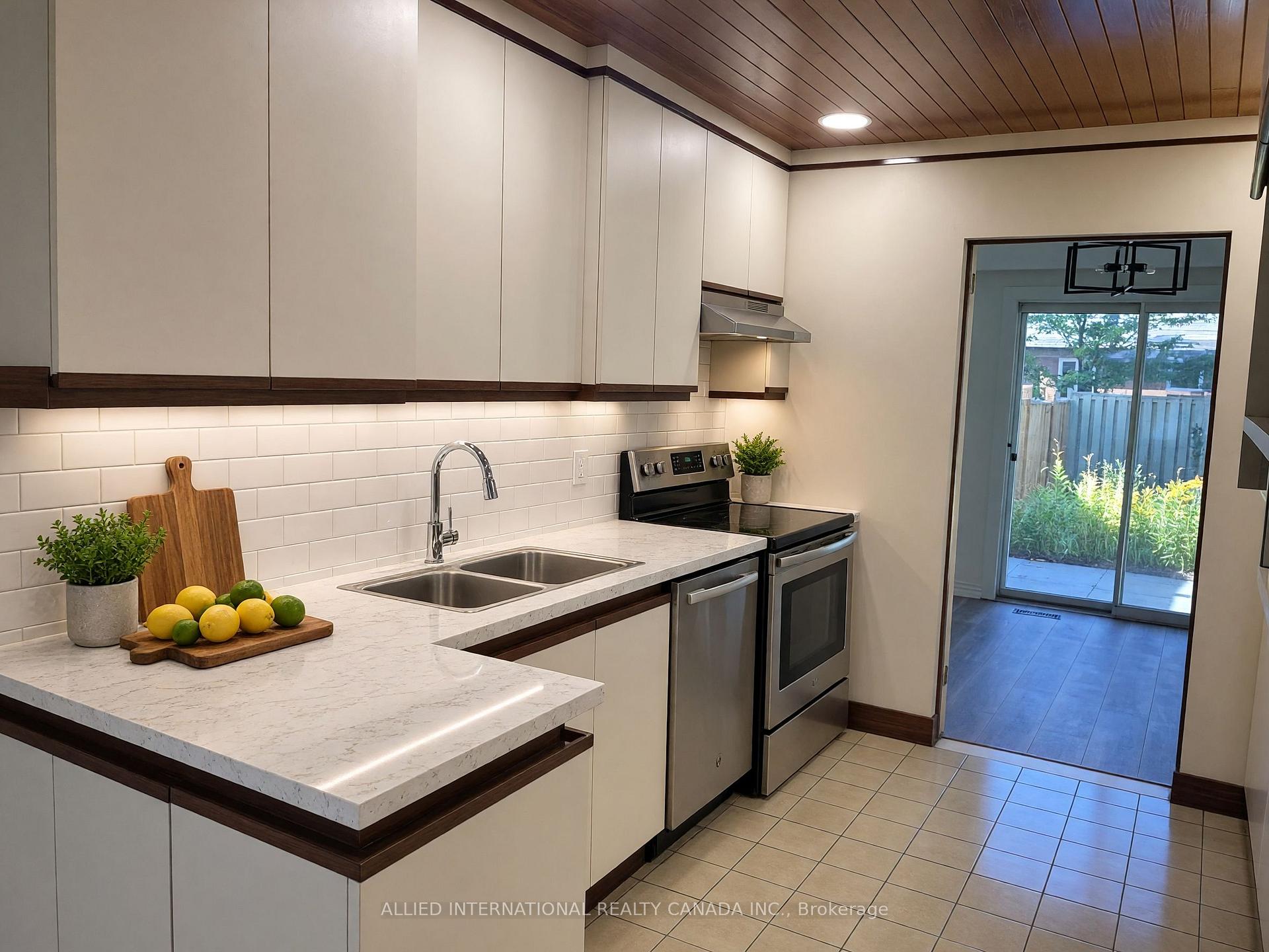 Photo 8 of 6 Aberfeldy Crescent, Markham, German Mills — HOMEH