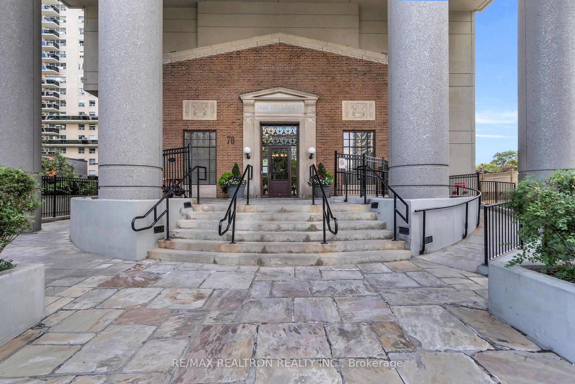 Photo 4 of Unit 1210, 70 High Park Avenue, Toronto, High Park North — HOMEH
