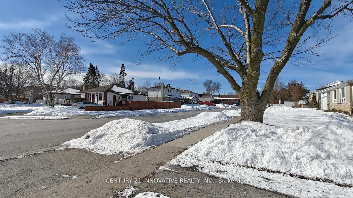 Photo 2 of 748 Krosno Boulevard, Pickering, Bay Ridges — HOMEH
