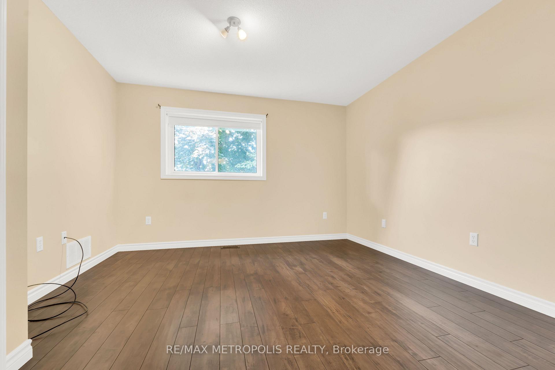 Photo 10 of 24 Acorn Crescent, Wasaga Beach — HOMEH