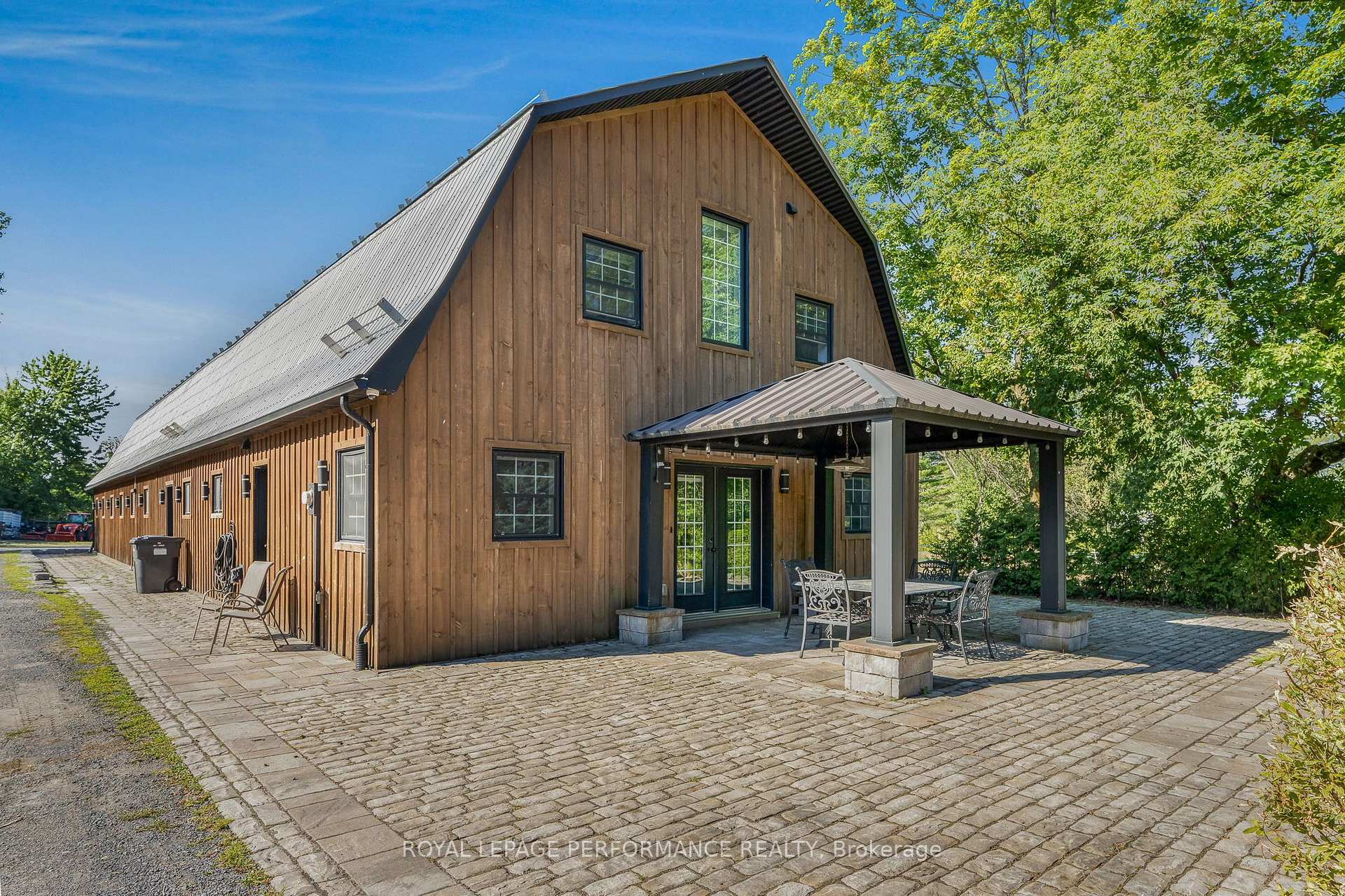Photo of 439 Front Road W