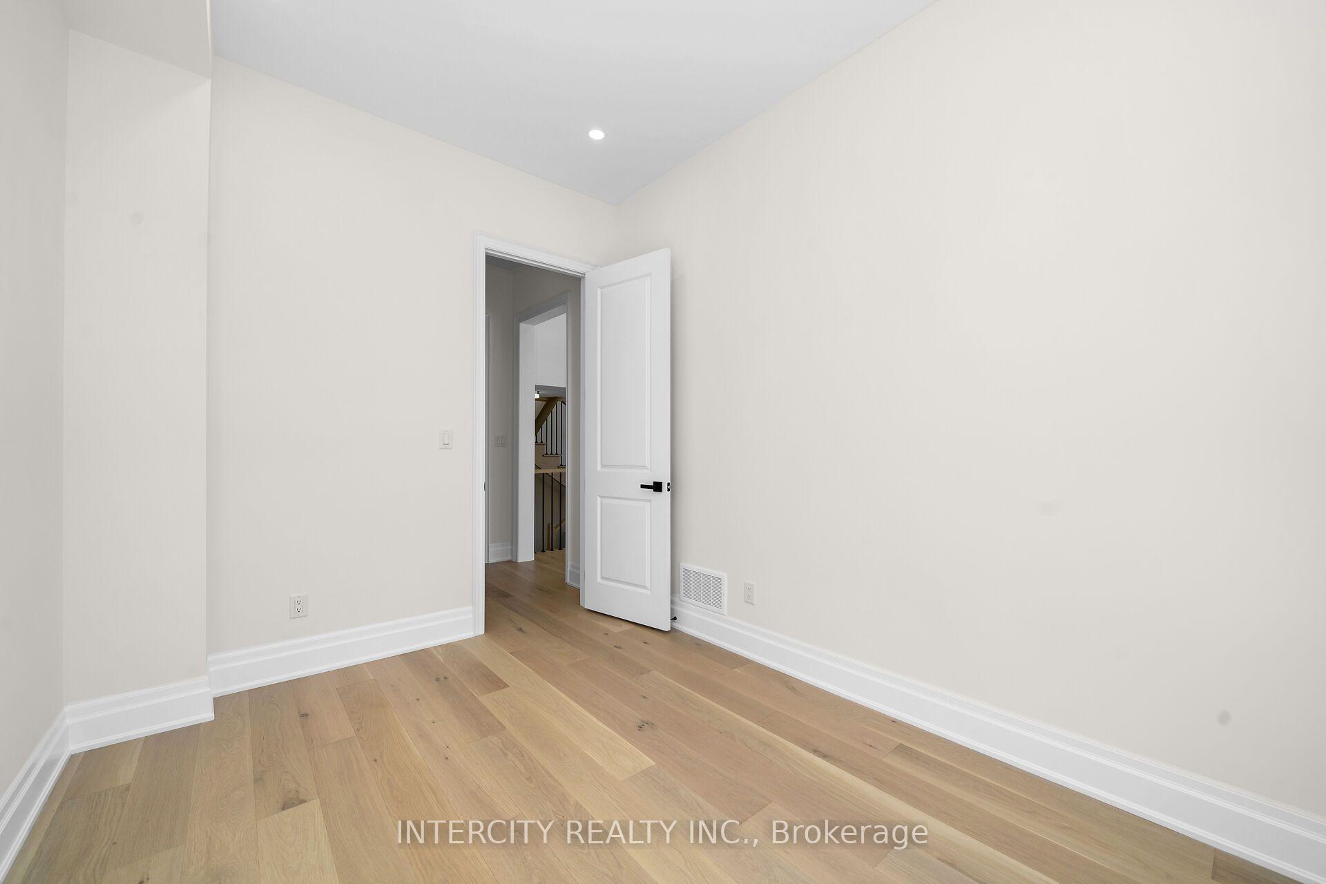 Photo 26 of 33 Gianvito Crescent, King, King City — HOMEH