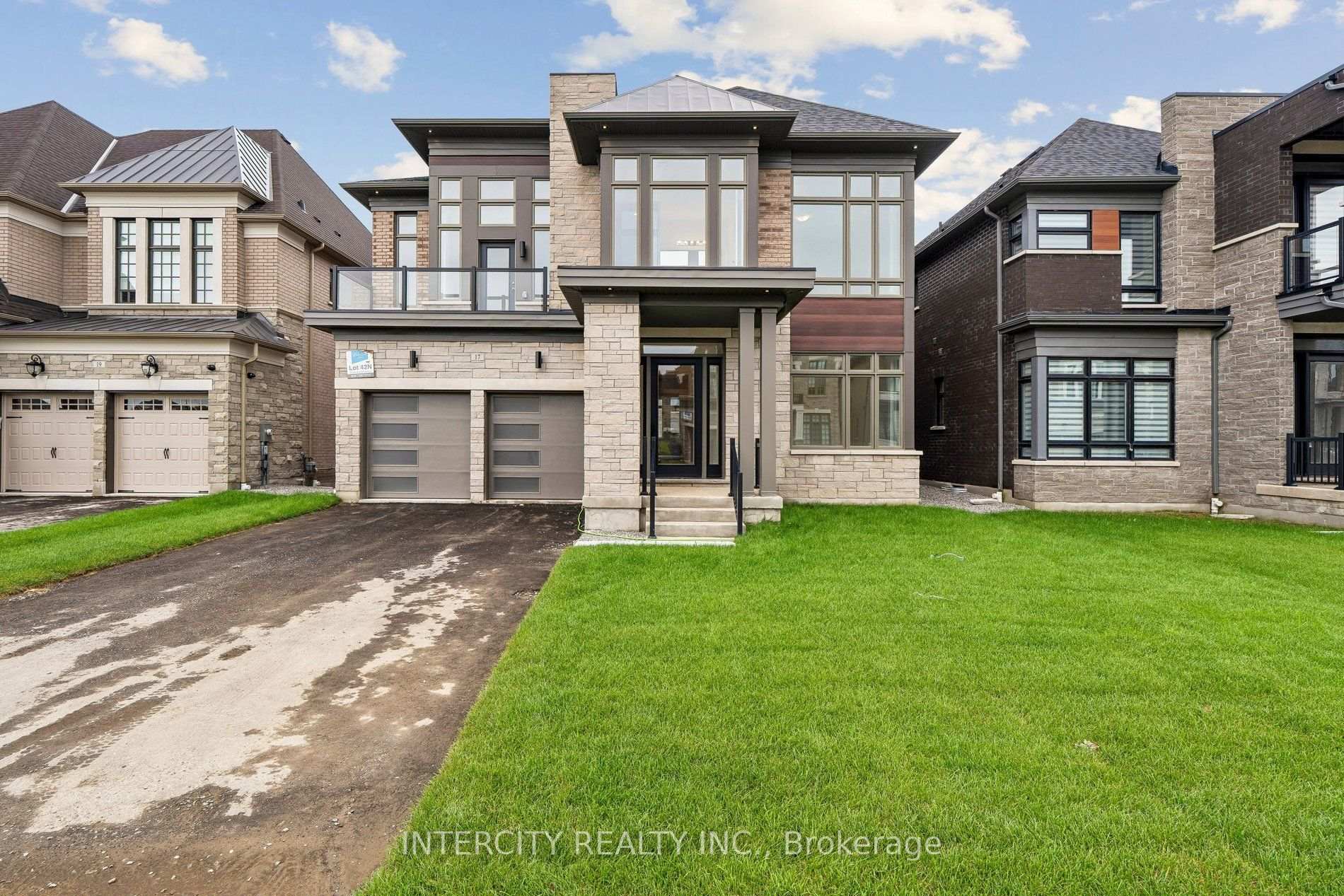 Photo 2 of 17 Garriock Hall Avenue, King, King City — HOMEH