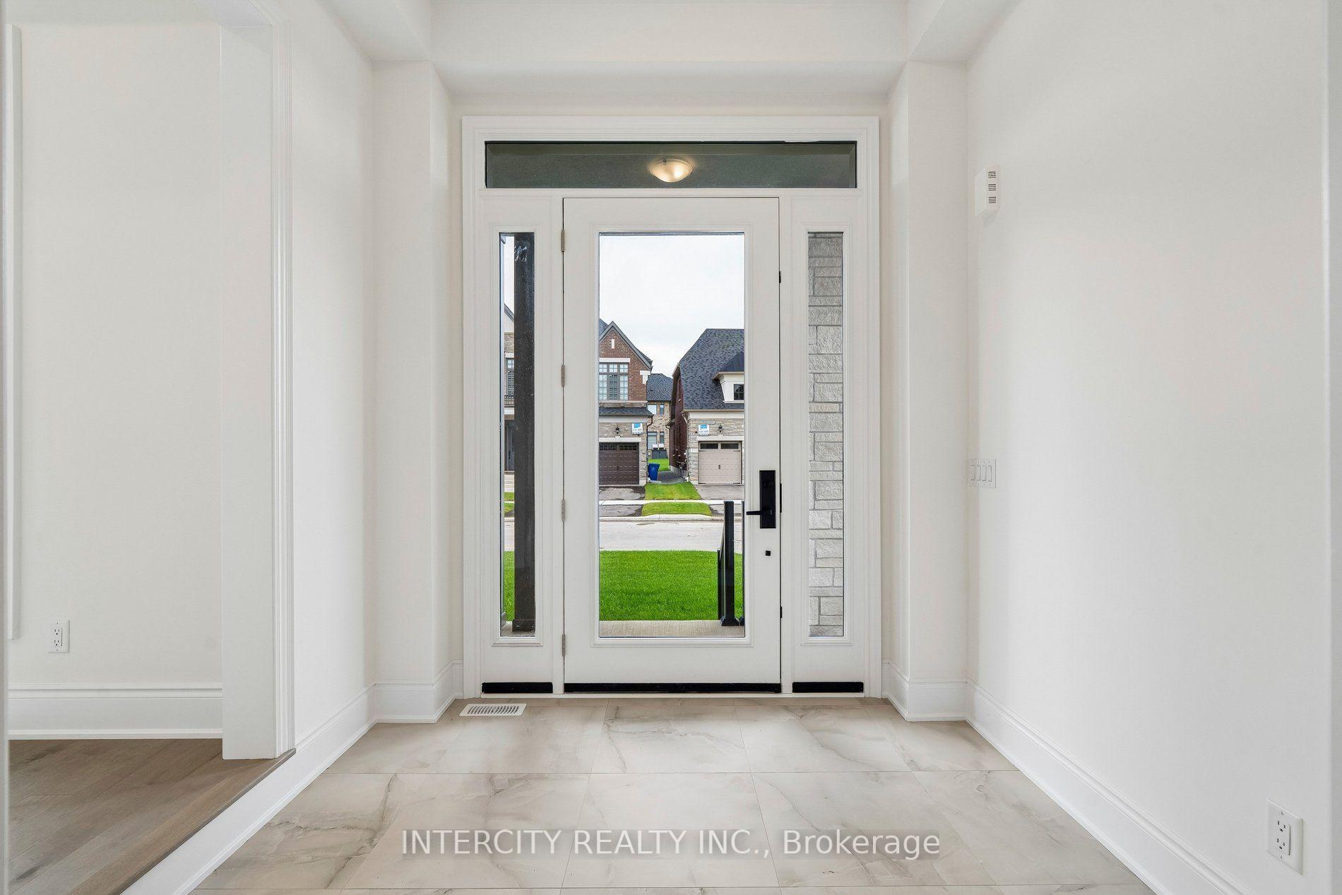 Photo 3 of 17 Garriock Hall Avenue, King, King City — HOMEH