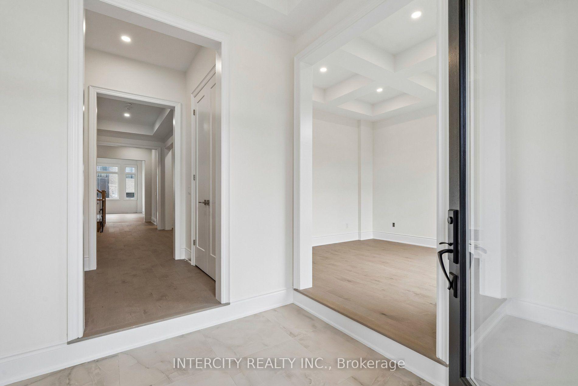 Photo 4 of 17 Garriock Hall Avenue, King, King City — HOMEH