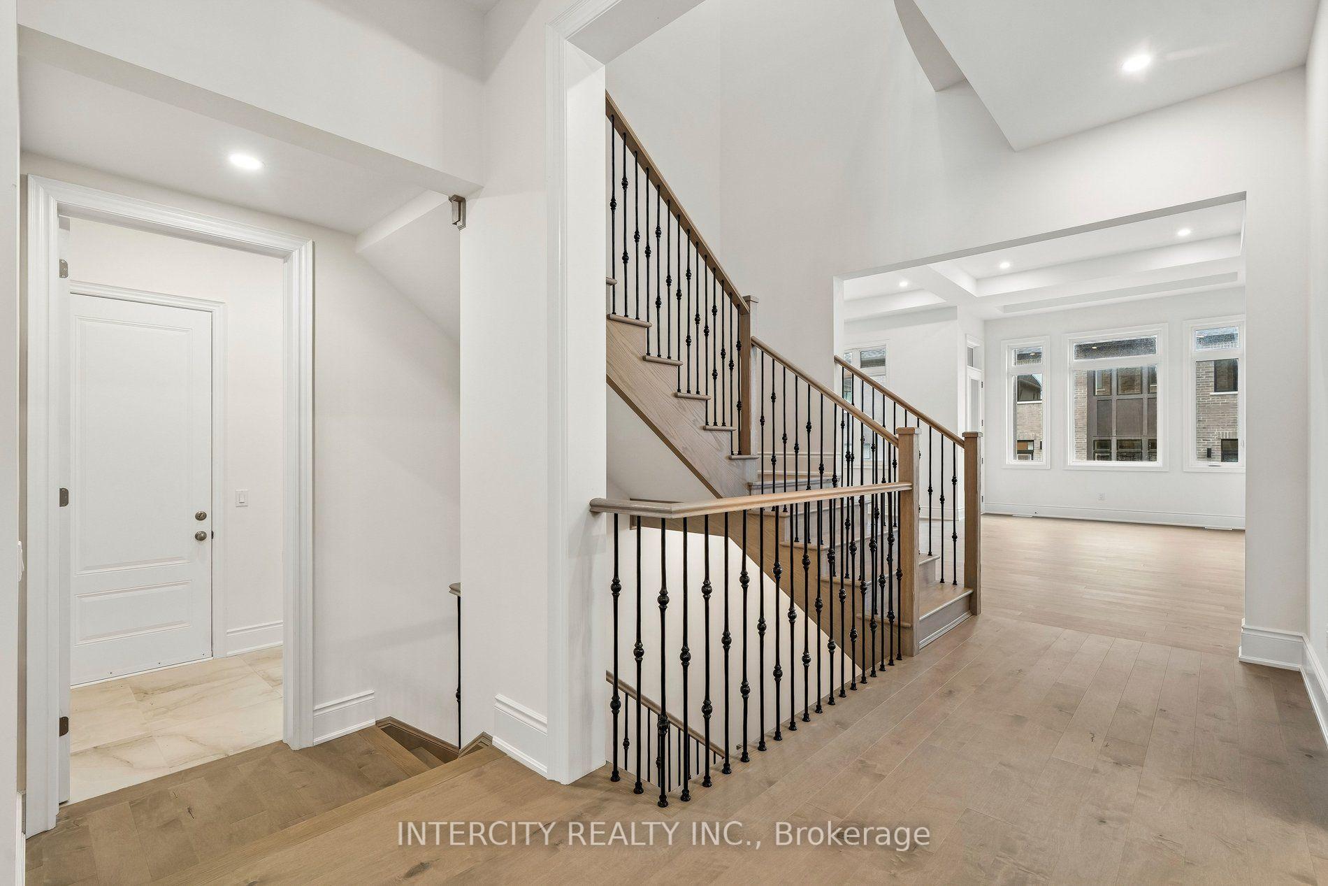 Photo 8 of 17 Garriock Hall Avenue, King, King City — HOMEH