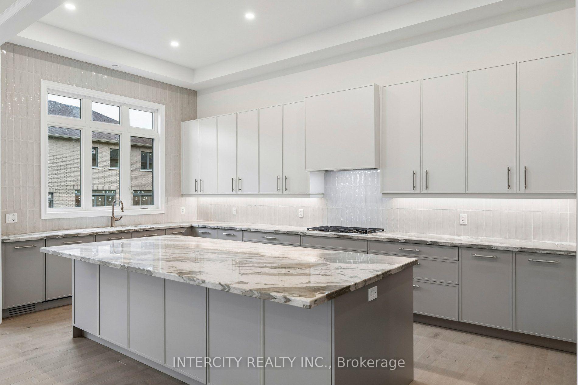 Photo 13 of 17 Garriock Hall Avenue, King, King City — HOMEH