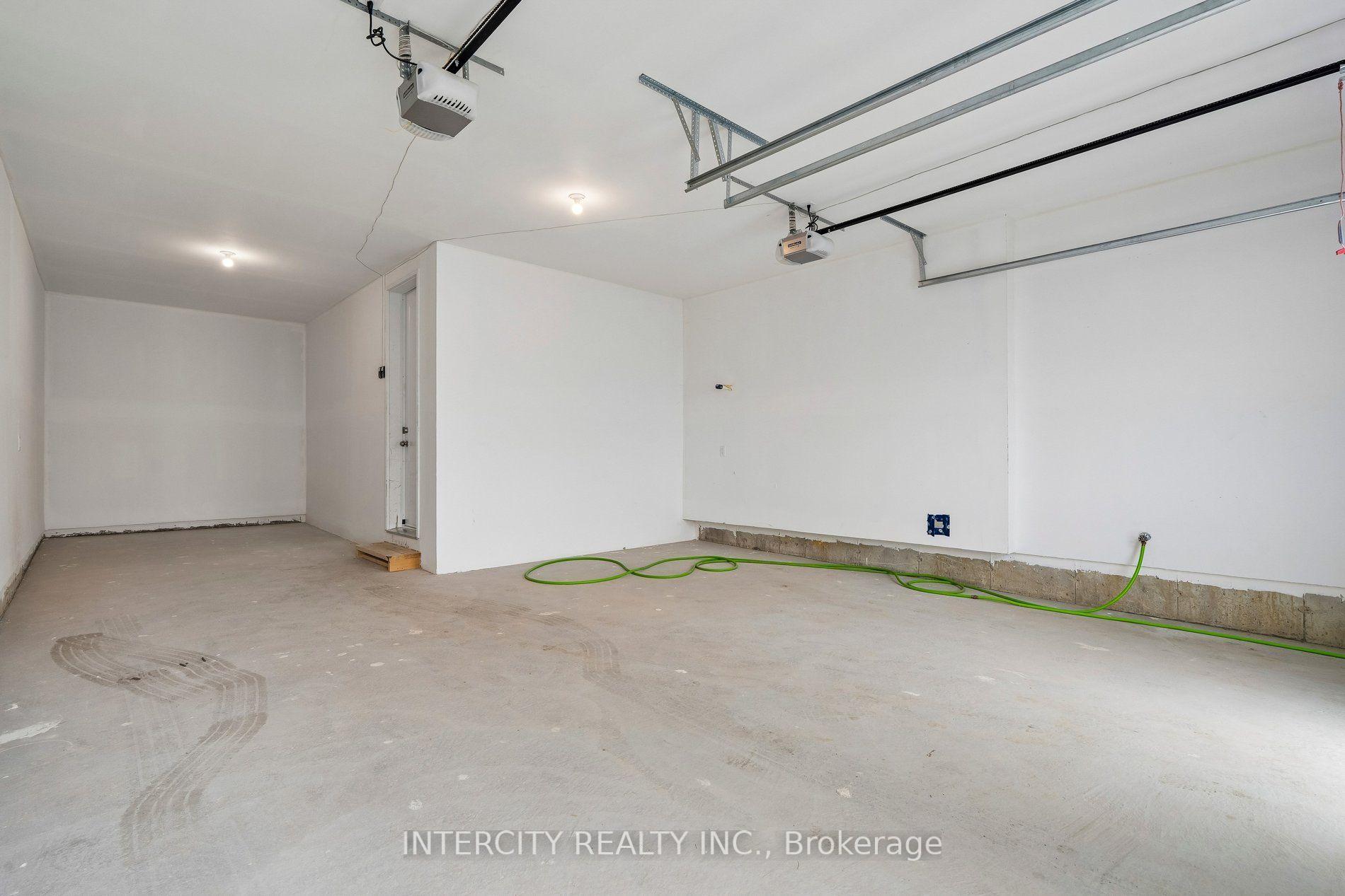 Photo 47 of 17 Garriock Hall Avenue, King, King City — HOMEH