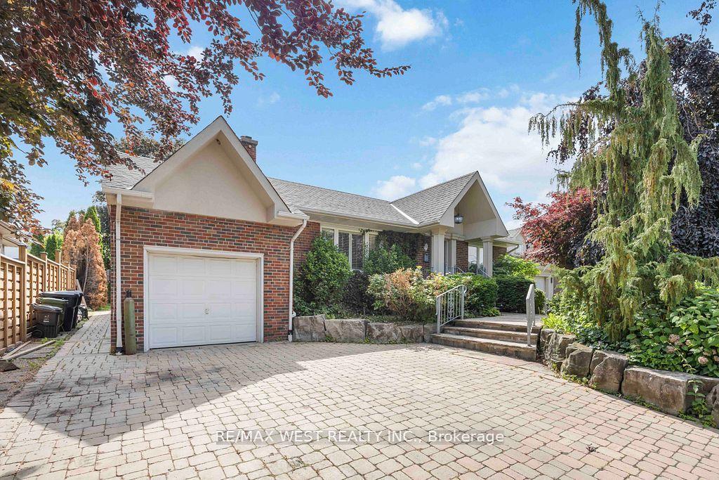 Photo 2 of 11 Duval Drive, North York, Maple Leaf — HOMEH