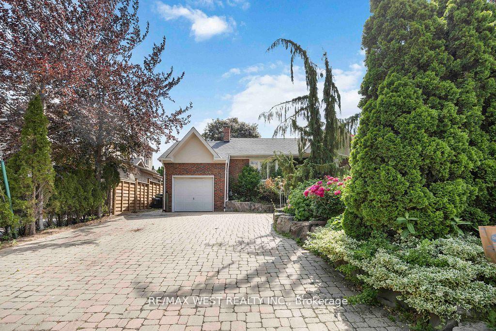 Photo 3 of 11 Duval Drive, North York, Maple Leaf — HOMEH