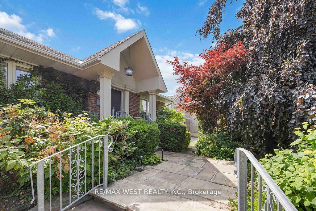 Photo 4 of 11 Duval Drive, North York, Maple Leaf — HOMEH